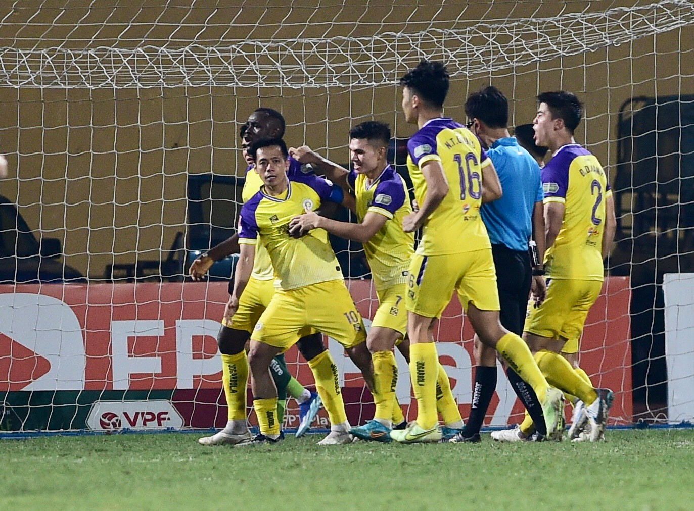 Đầu hiệp 2, Văn Quyết đưa bóng vào lưới Nam Định, san bằng tỷ số 1-1 cho đội chủ nhà. Đầu hiệp 2, Văn Quyết đưa bóng vào lưới Nam Định, san bằng tỷ số 1-1 cho đội chủ nhà.