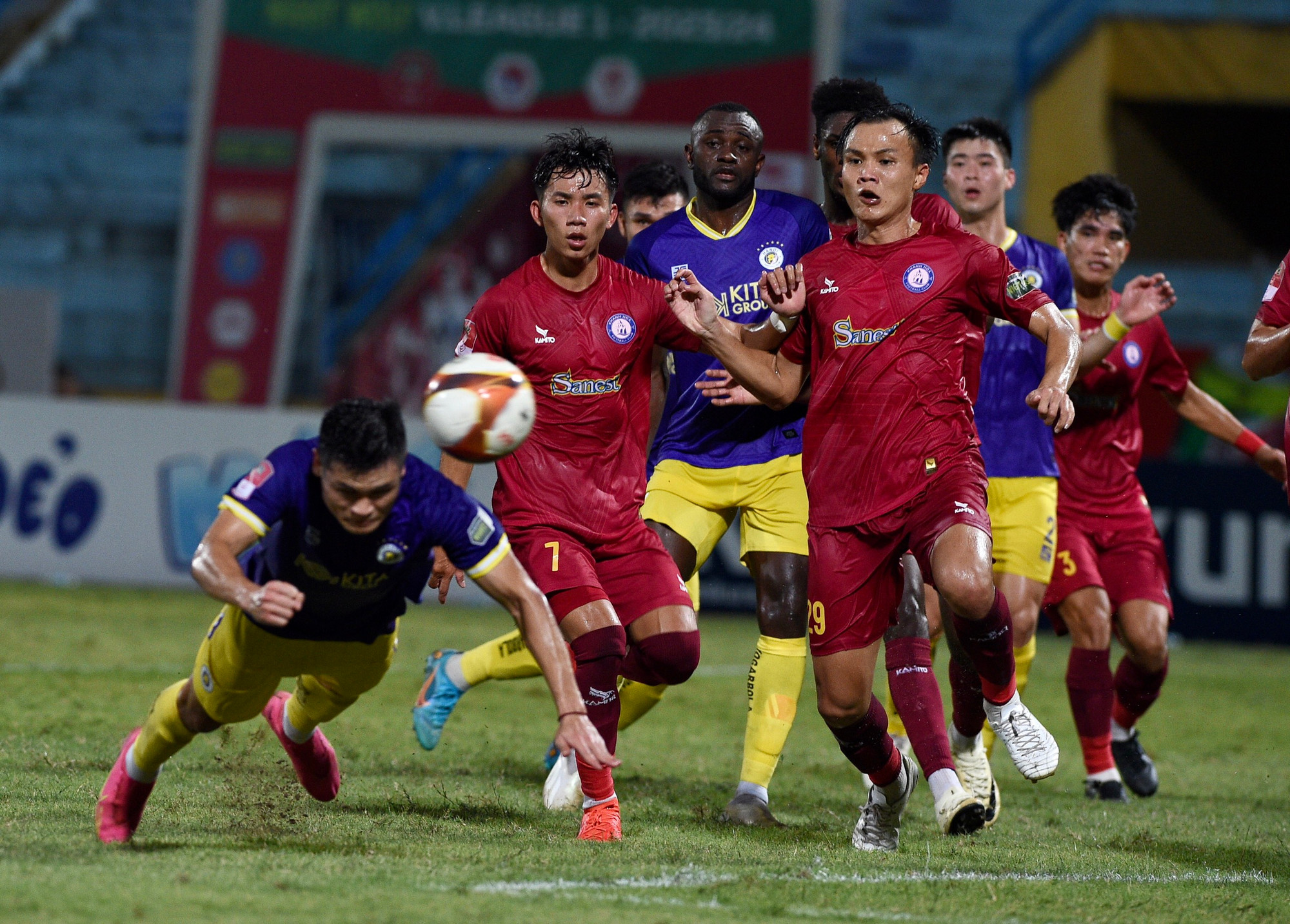 Tuấn Hải đánh đầu tung lưới Khánh Hòa.