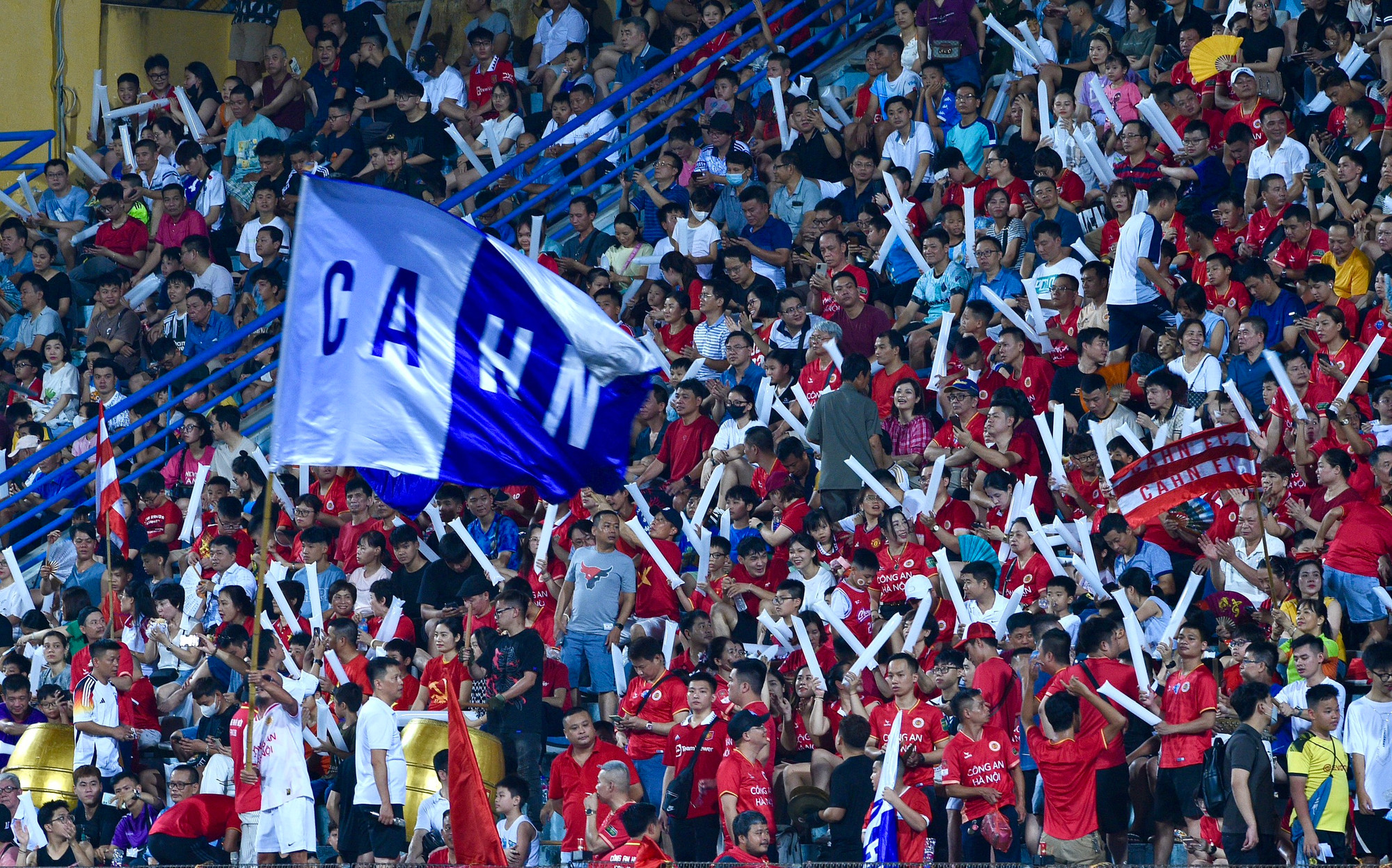 Hội cổ động viên Công an Hà Nội an ủi các cầu thủ dù thua trận. Hội cổ động viên Công an Hà Nội an ủi các cầu thủ dù thua trận.