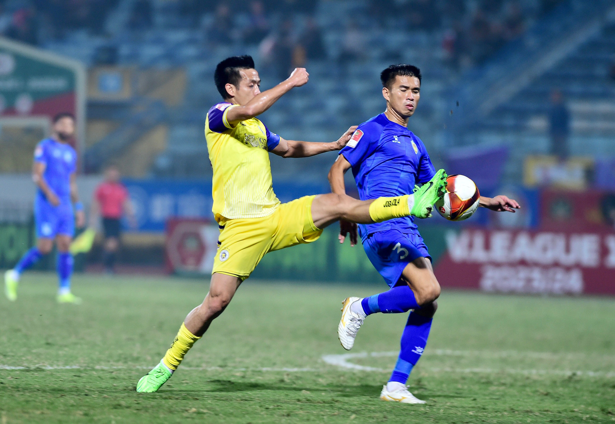 Văn Quyết nỗ lực thi đấu.