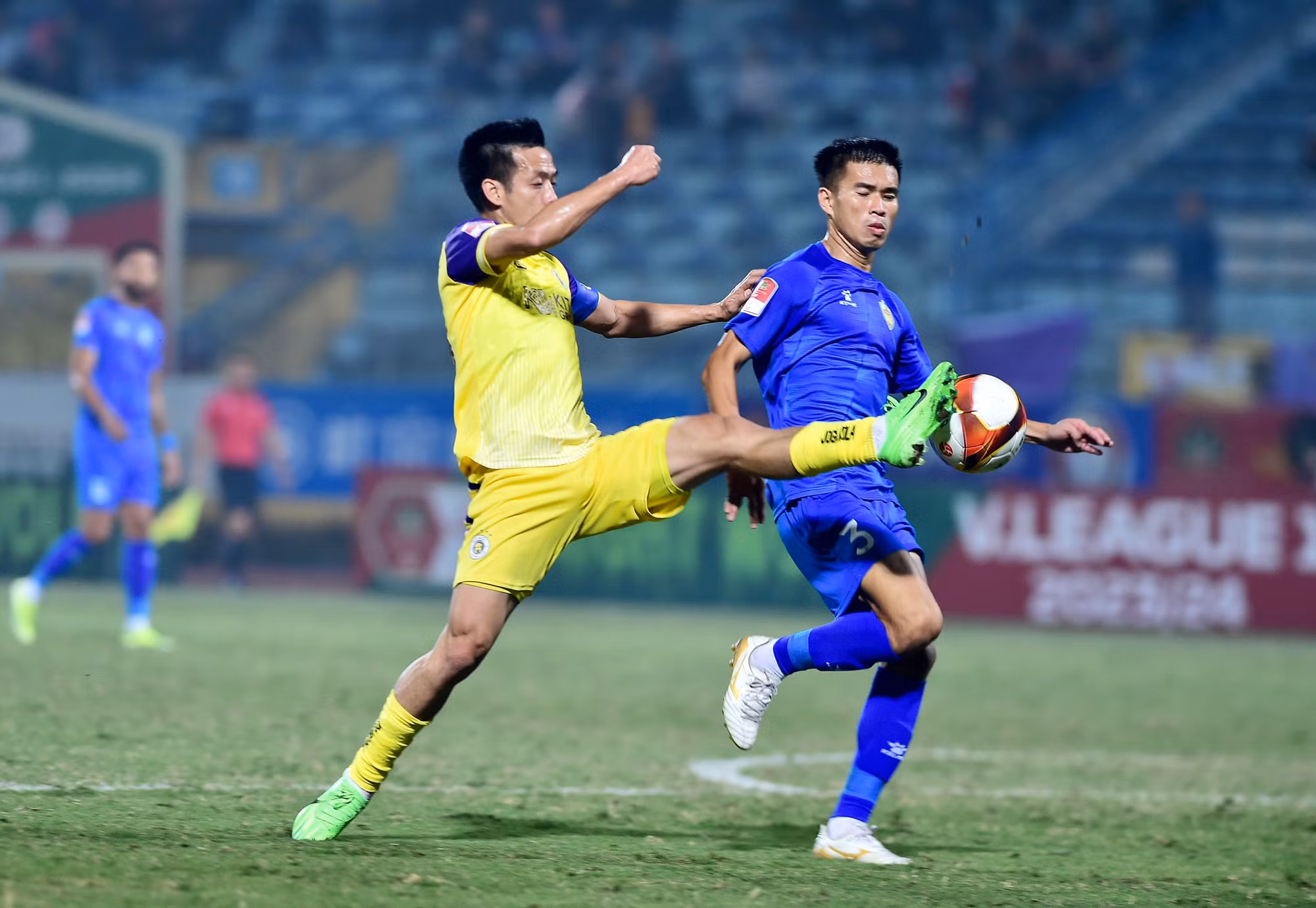 Văn Quyết nỗ lực thi đấu.