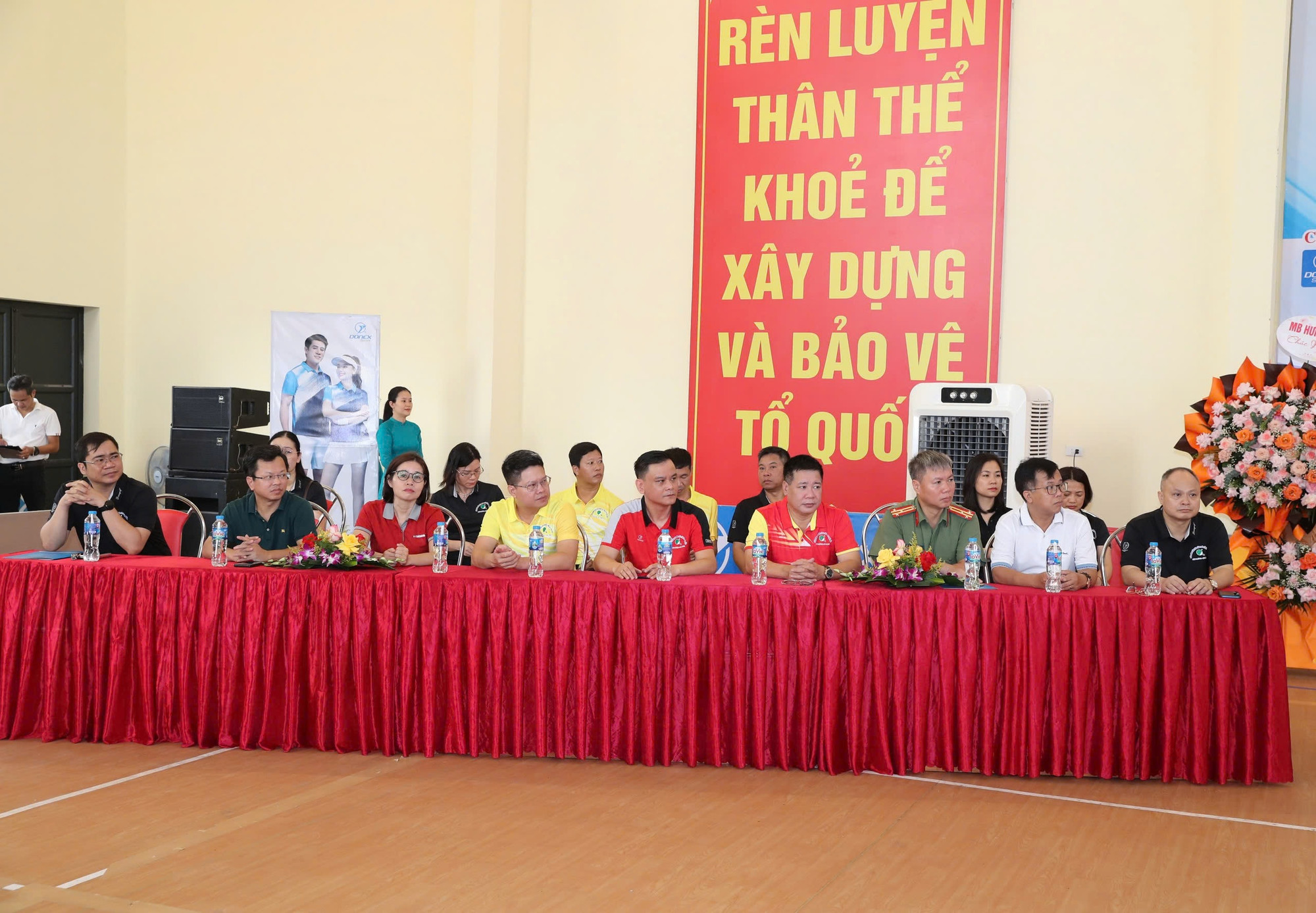 Các đại diện tham dự Lễ khai mạc Giải Bóng bàn báo Đảng các tỉnh, thành phố phía bắc lần thứ 20 năm 2024.