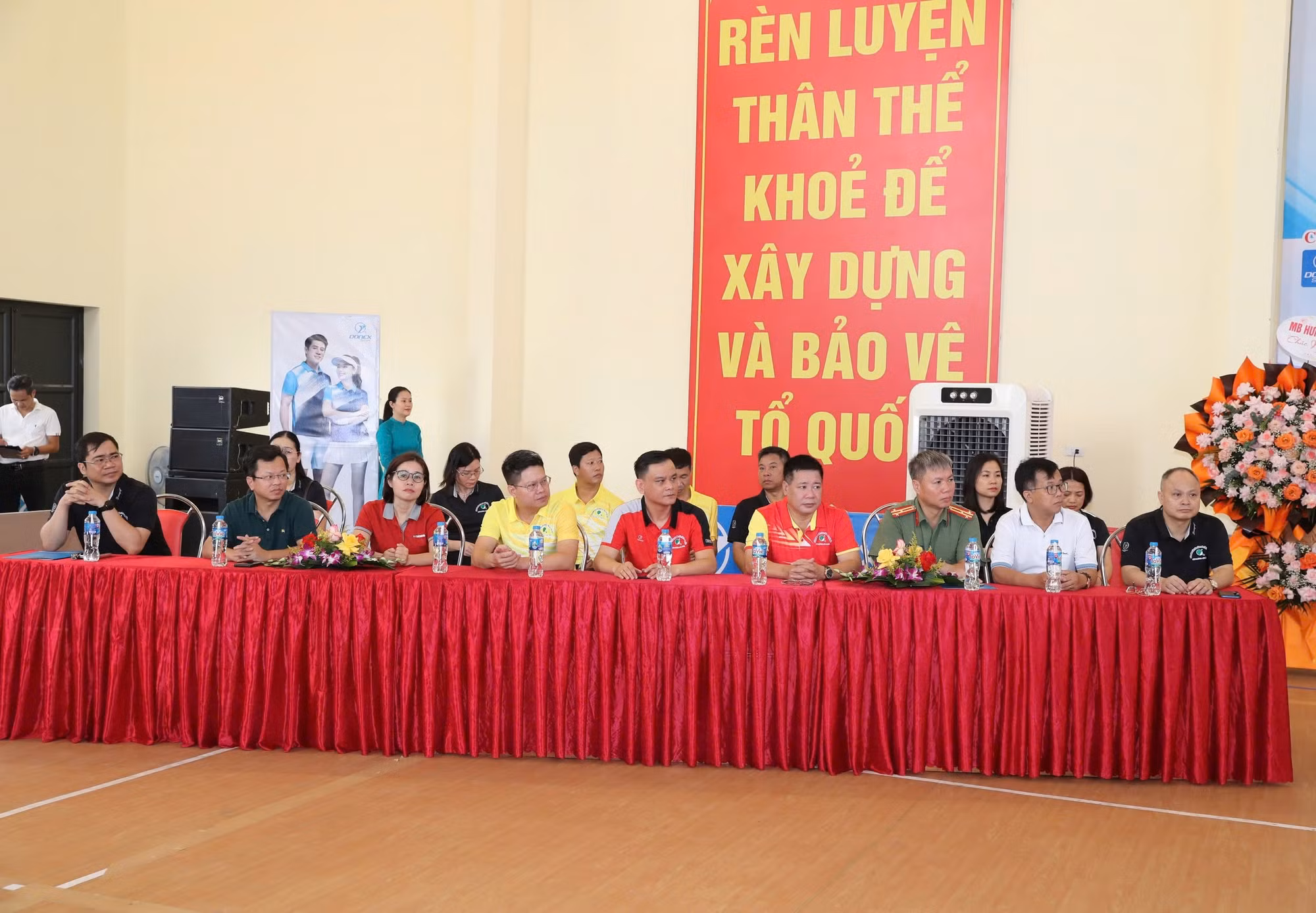 Các đại diện tham dự Lễ khai mạc Giải Bóng bàn báo Đảng các tỉnh, thành phố phía bắc lần thứ 20 năm 2024.