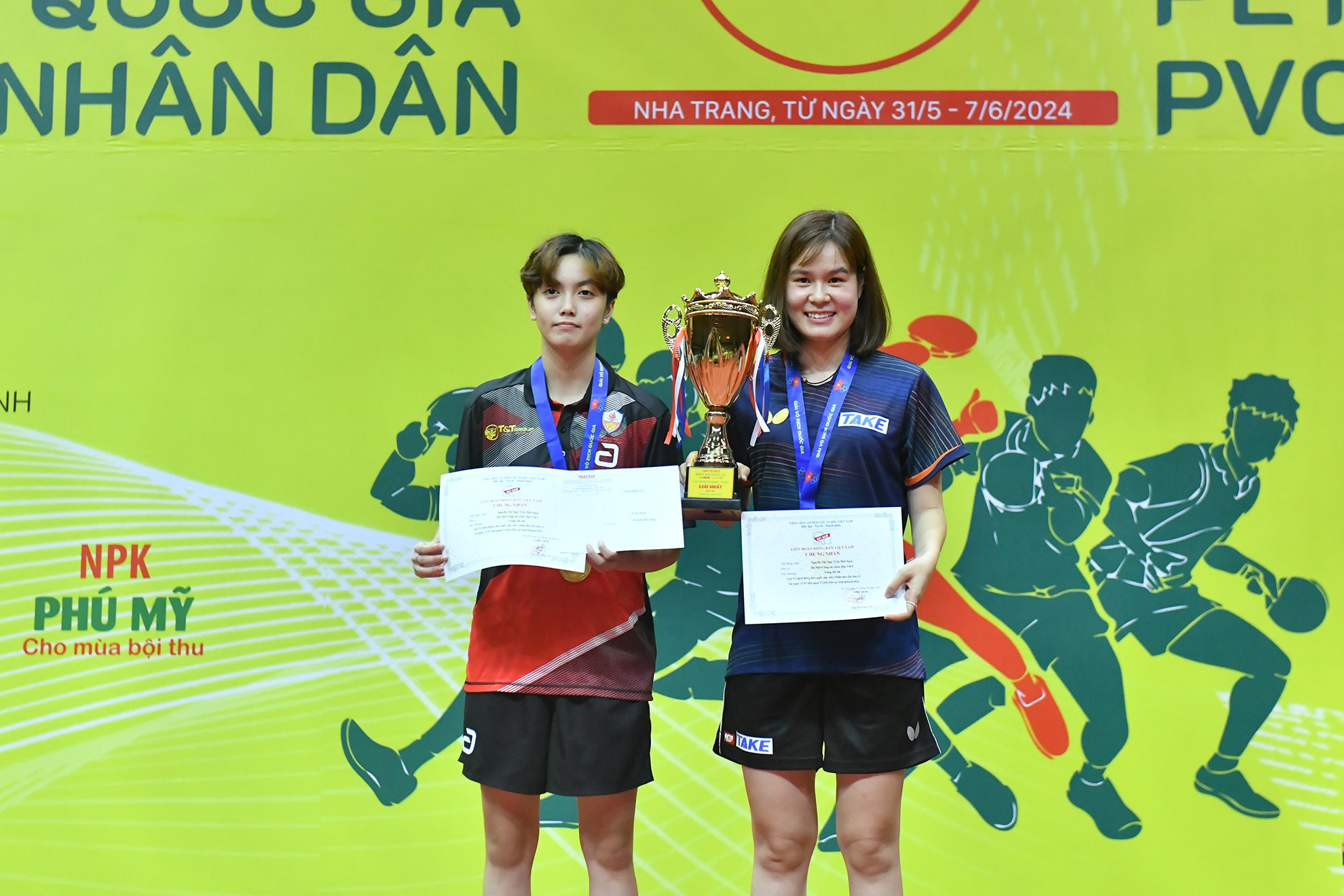 Huy chương vàng nội dung đôi nữ thuộc về Trần Mai Ngọc và Nguyễn Thị Nga (Công an nhân dân T&T và Hà Nội)