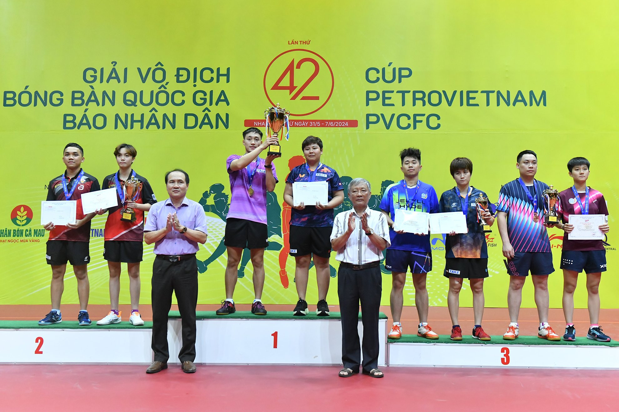 Các đại biểu trao huy chương và cúp cho các vận động viên đoạt giải tại nội dung đôi nam-nữ.