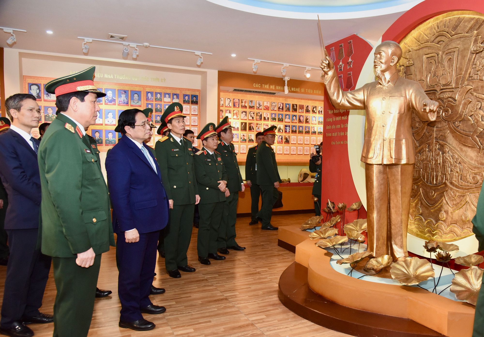 Thủ tướng Phạm Minh Chính thăm phòng truyền thống của Trường Đại học Văn hóa-Nghệ thuật Quân đội.