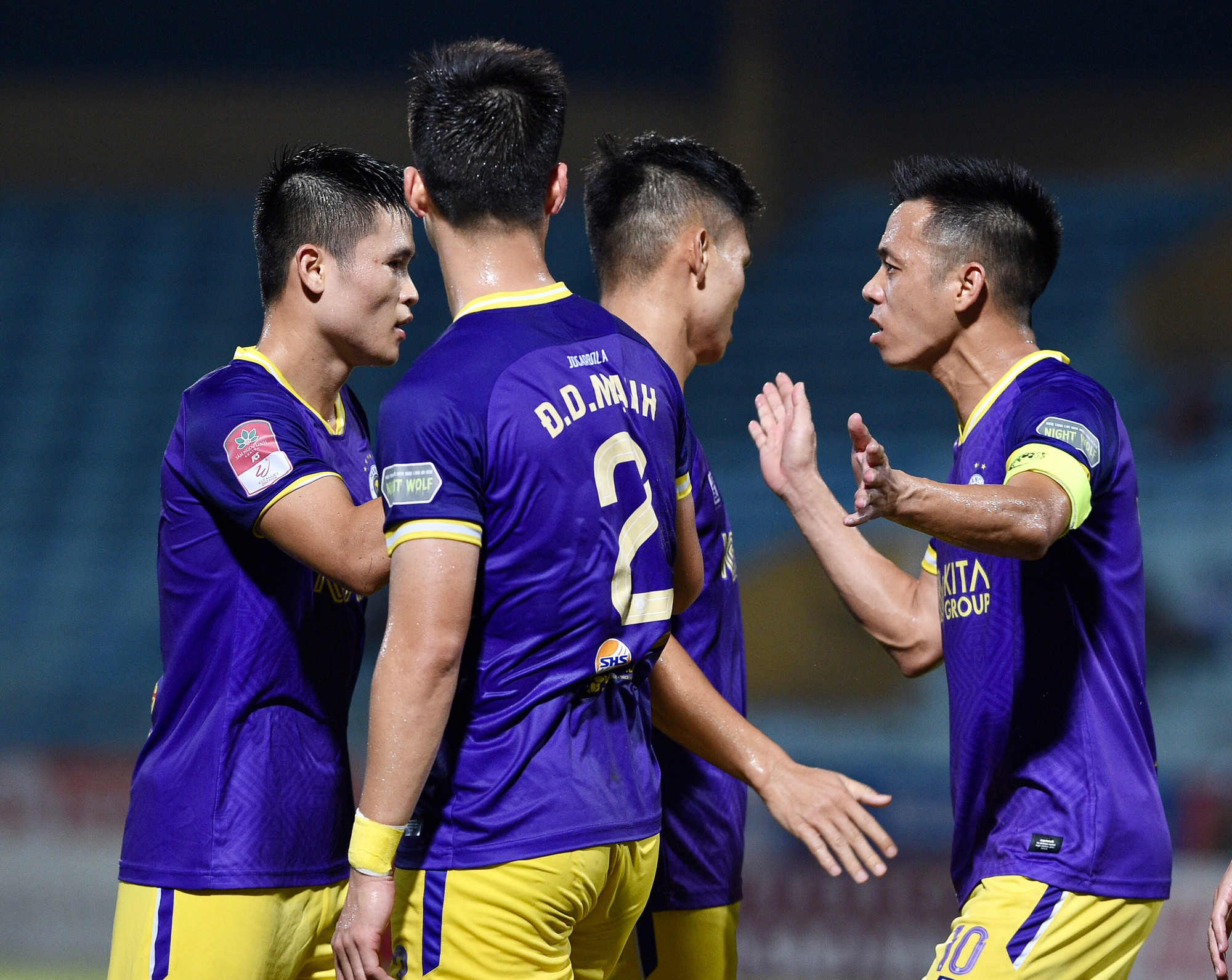 Không dừng lại ở đó, trước khi hiệp 1 kết thúc, Văn Nam nâng tỷ số lên 2-1 cho đội bóng Thủ đô.