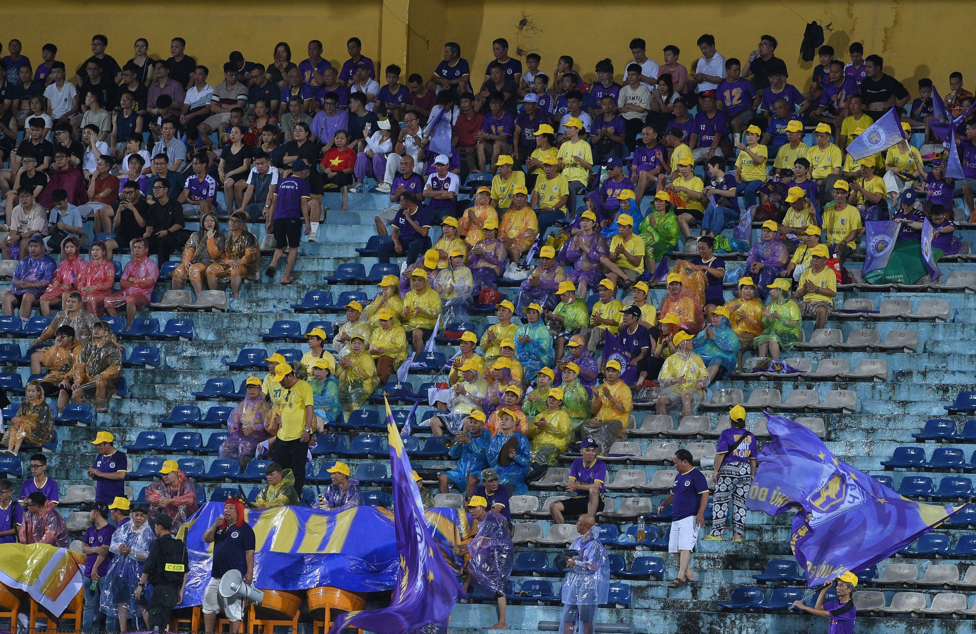 Hàng ngàn cổ động viên đội mưa tới sân Hàng Đẫy cổ vũ cho hai đội. Hàng ngàn cổ động viên đội mưa tới sân Hàng Đẫy cổ vũ cho hai đội.