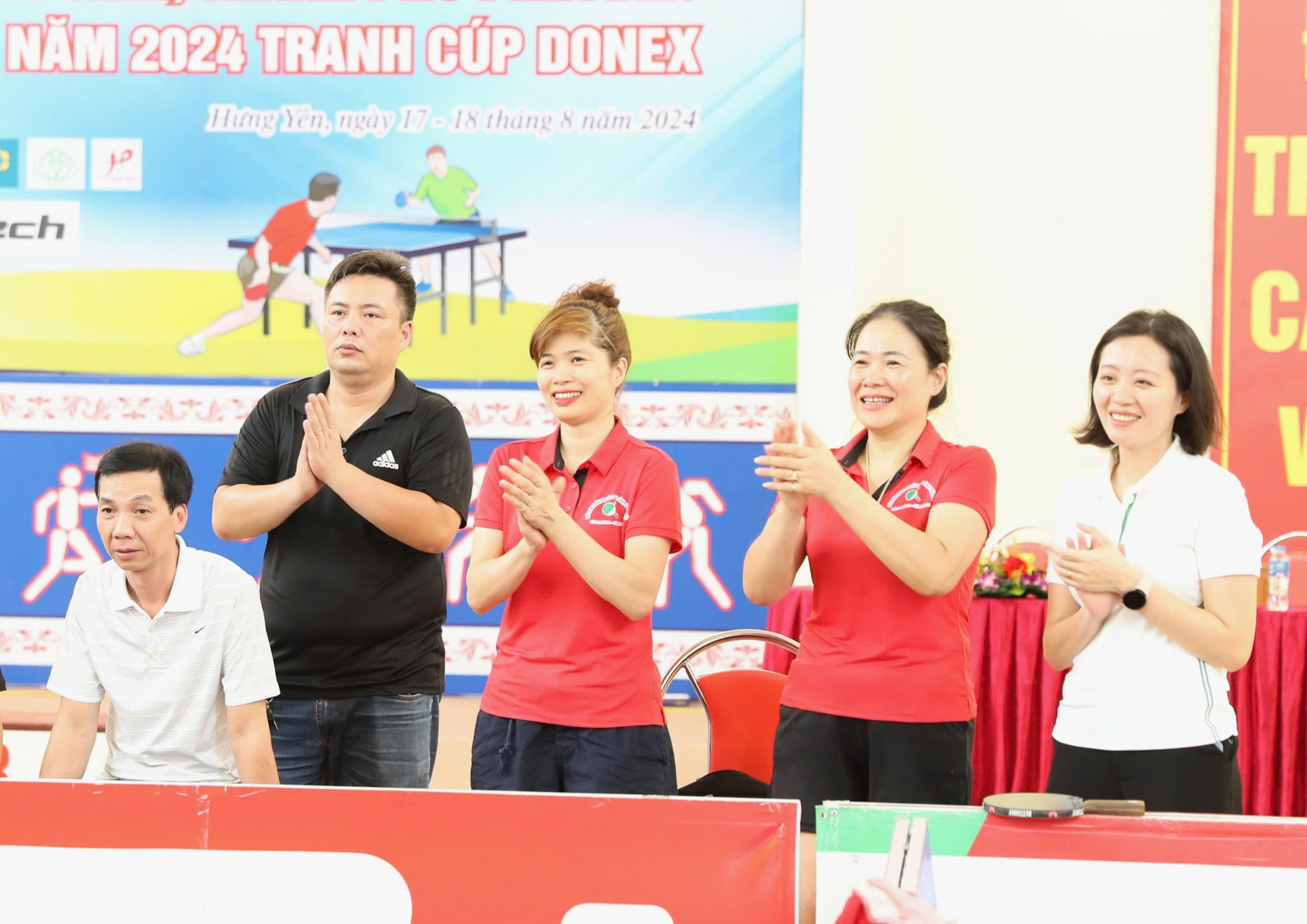 Các đồng nghiệp chúc mừng những nhà báo thi đấu xuất sắc đạt giải.