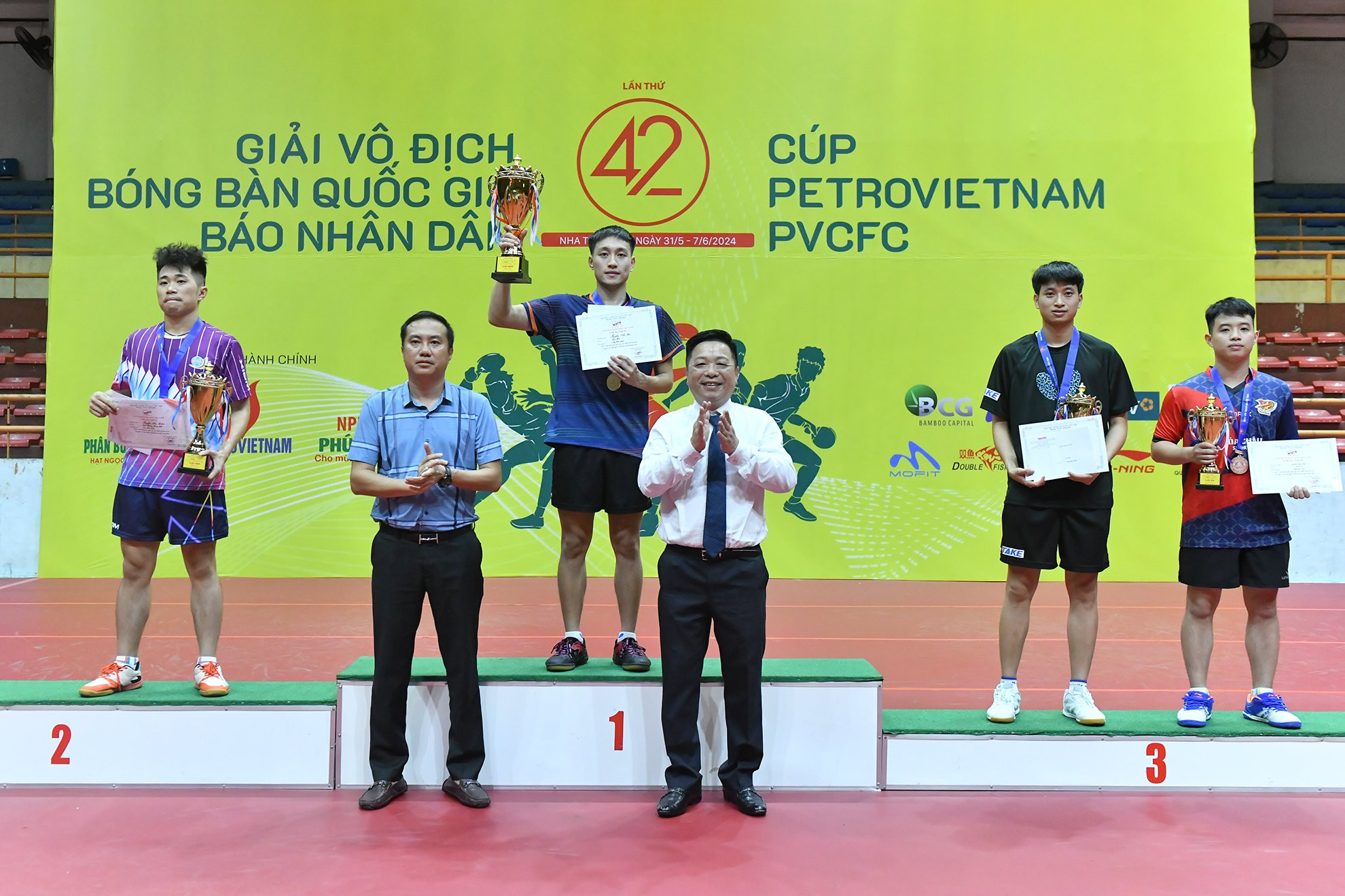 Phó Tổng Biên tập Quế Đình Nguyên và ông Nguyễn Xuân Vũ, Chủ tịch Liên đoàn Bóng bàn Việt Nam trao huy chương và cúp cho các vận động viên đoạt giải nội dung đơn nam.