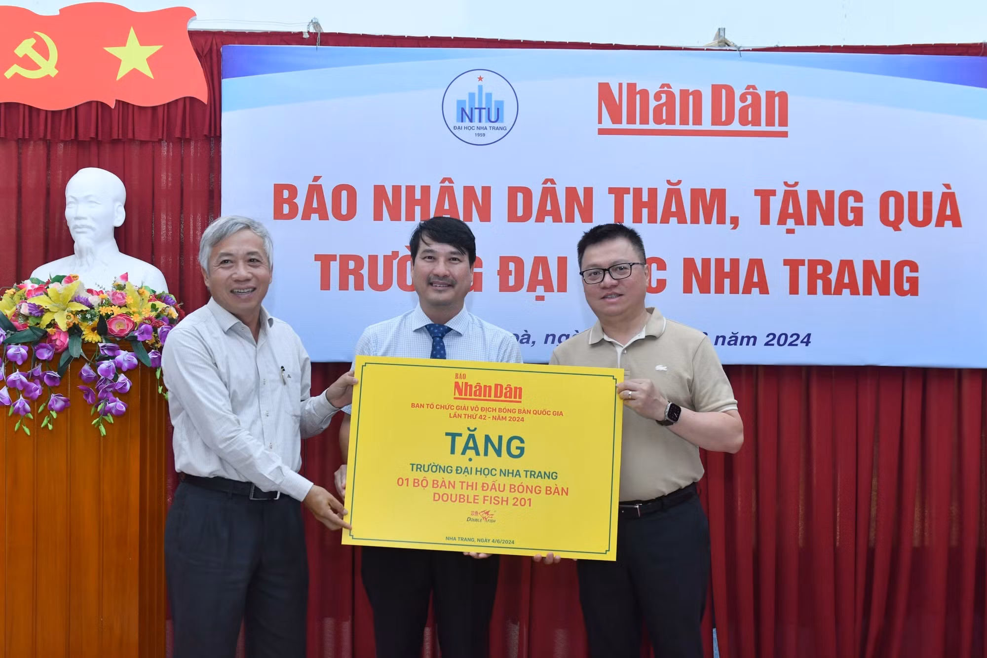 Lãnh đạo Trường Đại học Nha Trang nhận quà là một bàn bóng bàn tiêu chuẩn quốc tế Double Fish 201 từ Báo Nhân Dân.