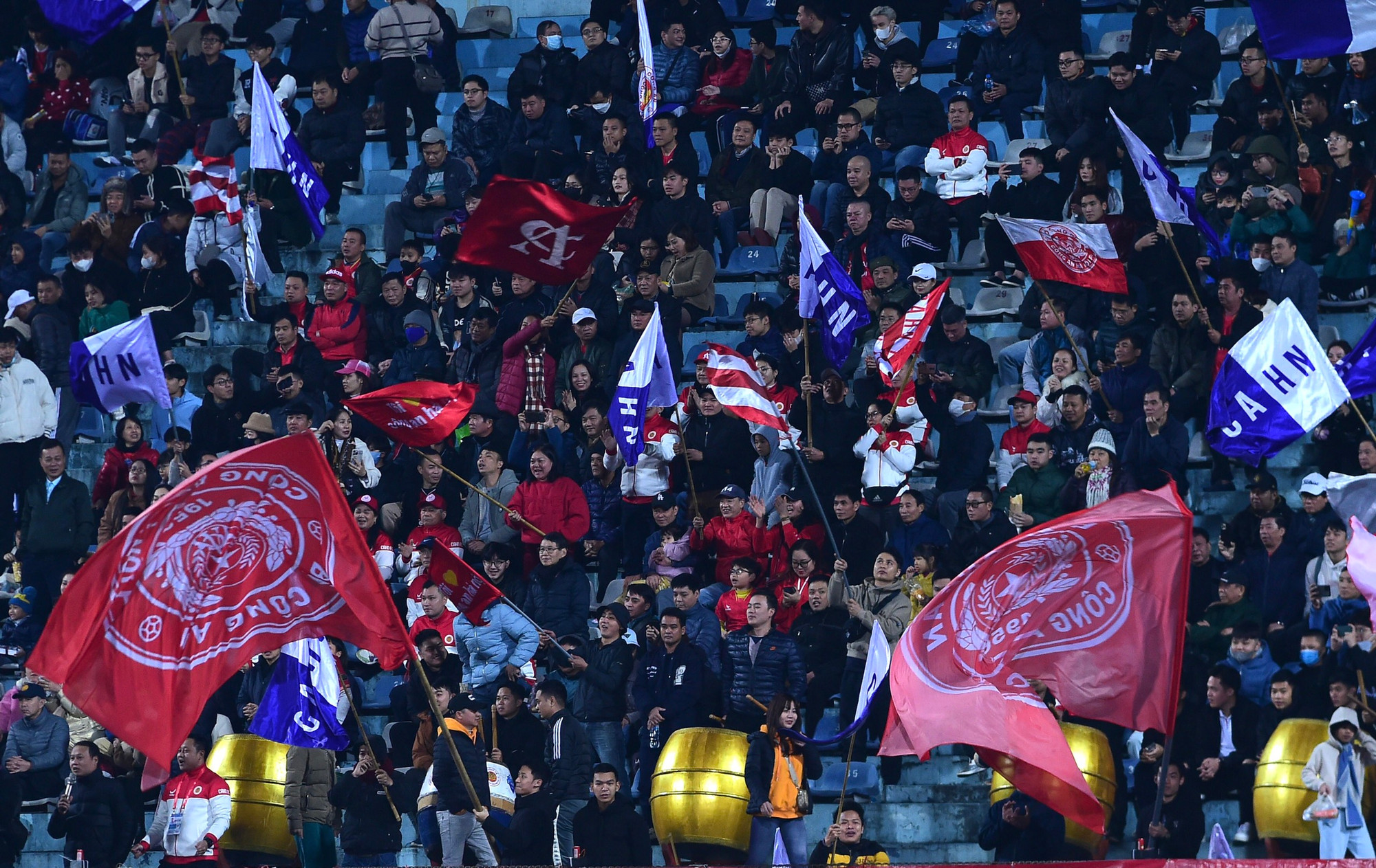 Tiếng trống đầy hứng khởi của cổ động viên Công an Hà Nội khi đội nhà vươn lên dẫn trước. Tiếng trống đầy hứng khởi của cổ động viên Công an Hà Nội khi đội nhà vươn lên dẫn trước.