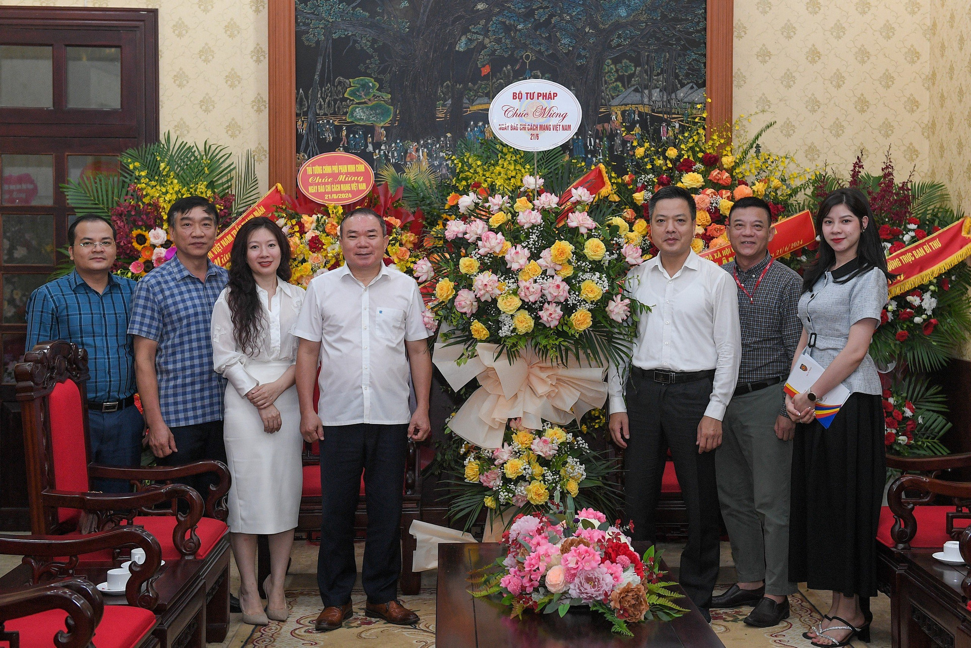 Phó Bí thư Thường trực Đảng ủy Bộ Tư pháp, đồng chí Nguyễn Kim Tinh gửi những lời chúc tốt đẹp nhất tới cán bộ, phóng viên, biên tập viên và nhân viên công tác tại Báo Nhân Dân.