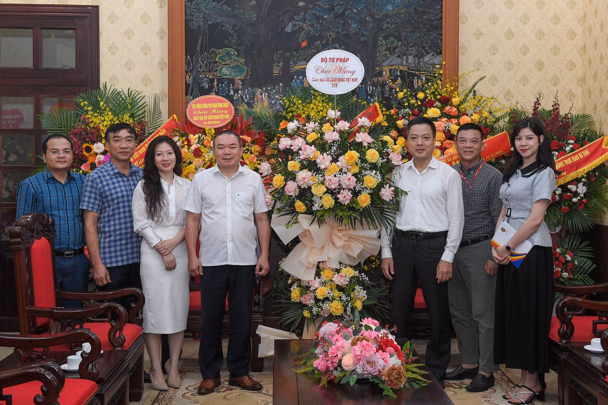 Phó Bí thư Thường trực Đảng ủy Bộ Tư pháp, đồng chí Nguyễn Kim Tinh gửi những lời chúc tốt đẹp nhất tới cán bộ, phóng viên, biên tập viên và nhân viên công tác tại Báo Nhân Dân. Phó Bí thư Thường trực Đảng ủy Bộ Tư pháp, đồng chí Nguyễn Kim Tinh gửi những lời chúc tốt đẹp nhất tới cán bộ, phóng viên, biên tập viên và nhân viên công tác tại Báo Nhân Dân.