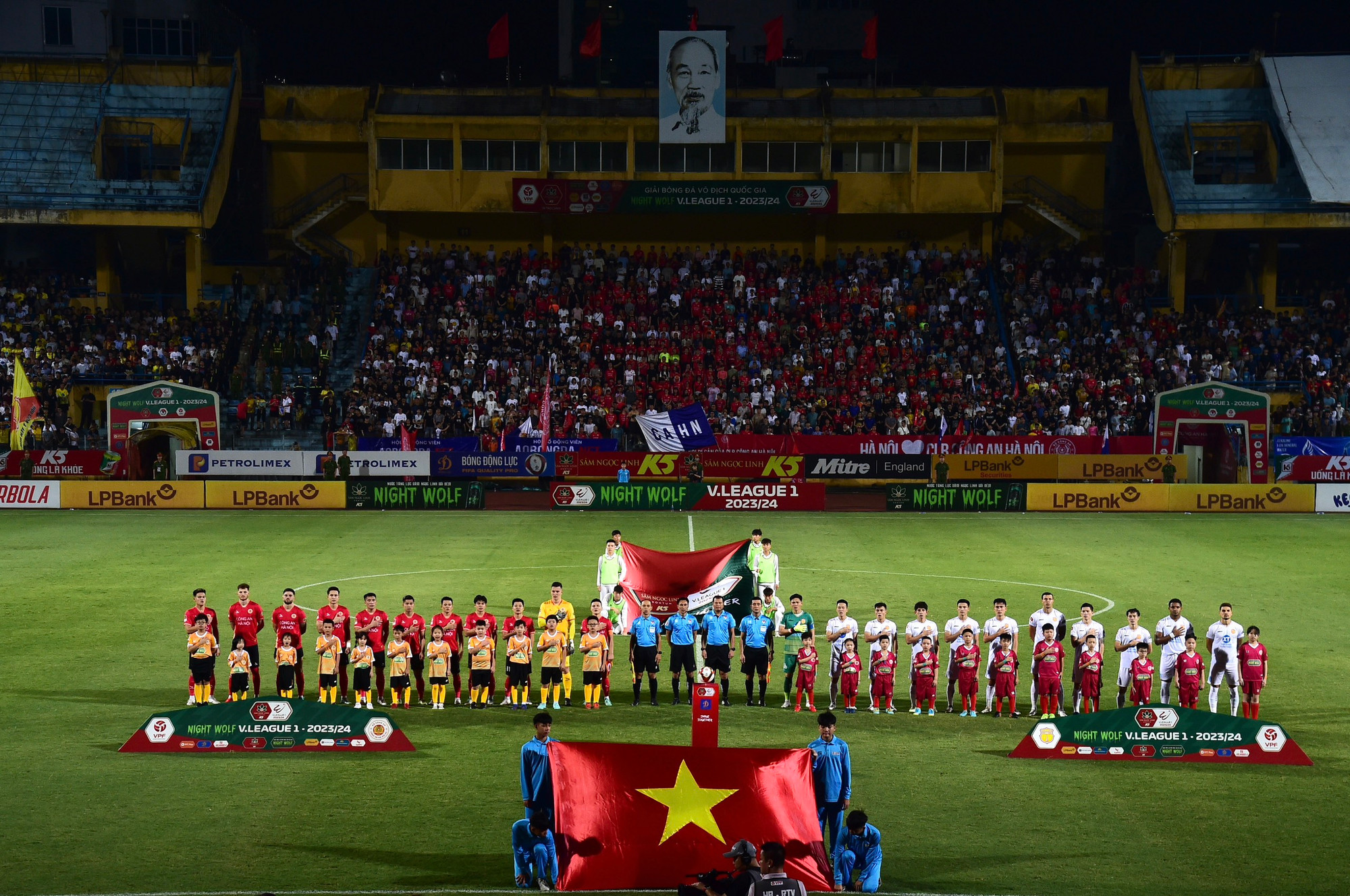 Hai đội thực hiện nghi lễ chào cờ trước trận đấu.