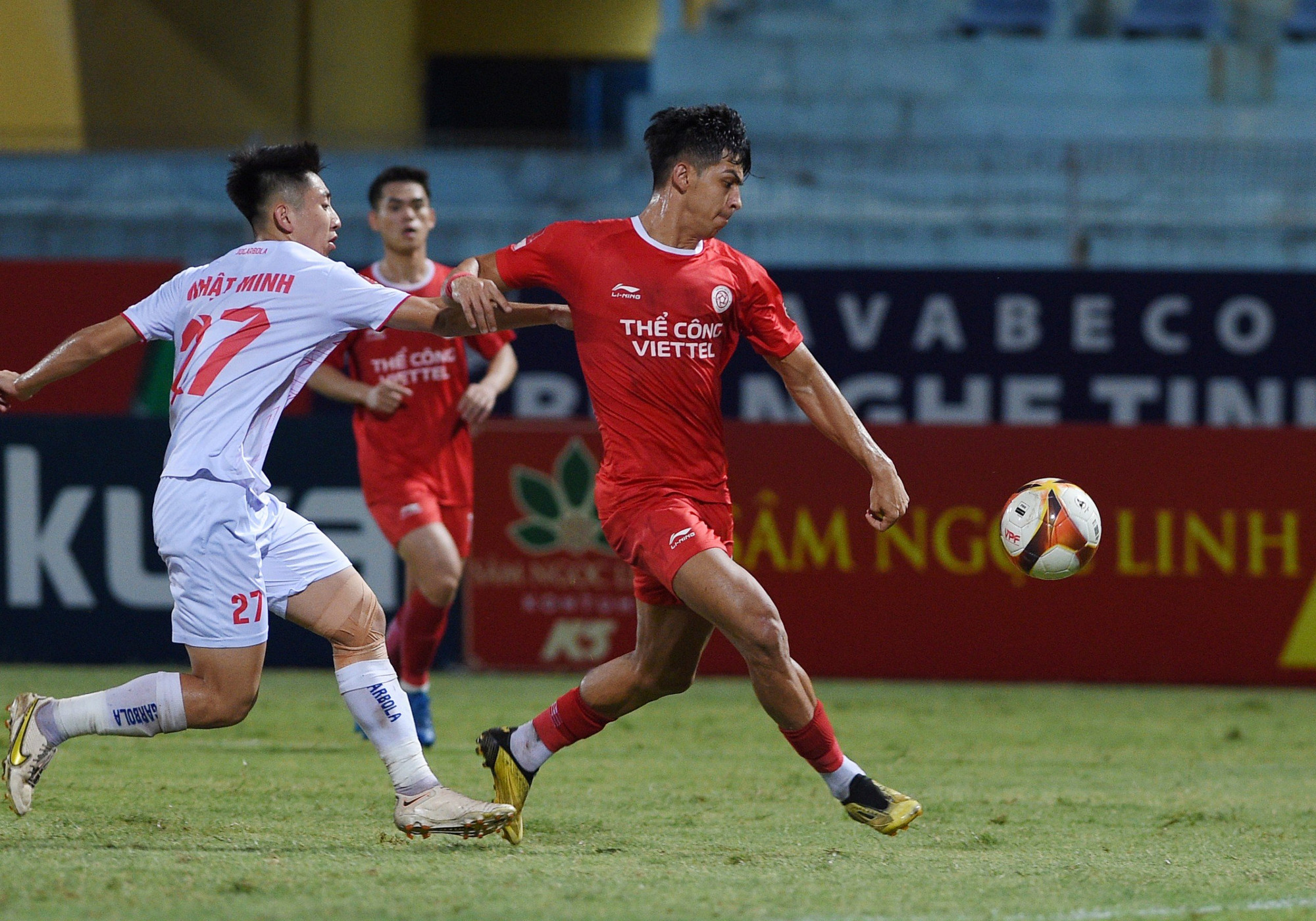 Sang hiệp 2, hai đội triển khai bóng khá chậm, không có nhiều tình huống nguy hiểm được tạo ra.