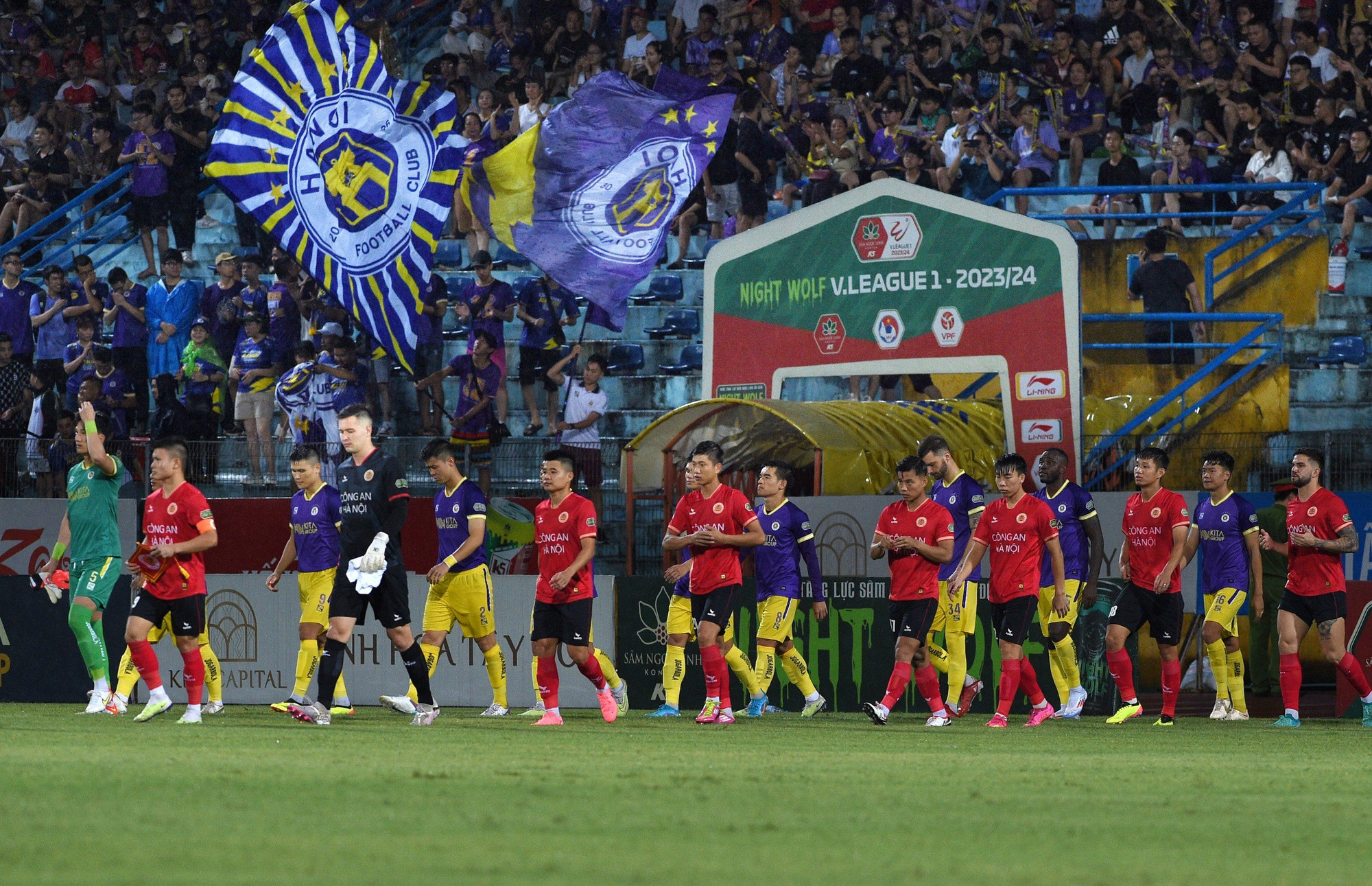 Đội hình ra sân thi đấu của hai đội. Đội hình ra sân thi đấu của hai đội.