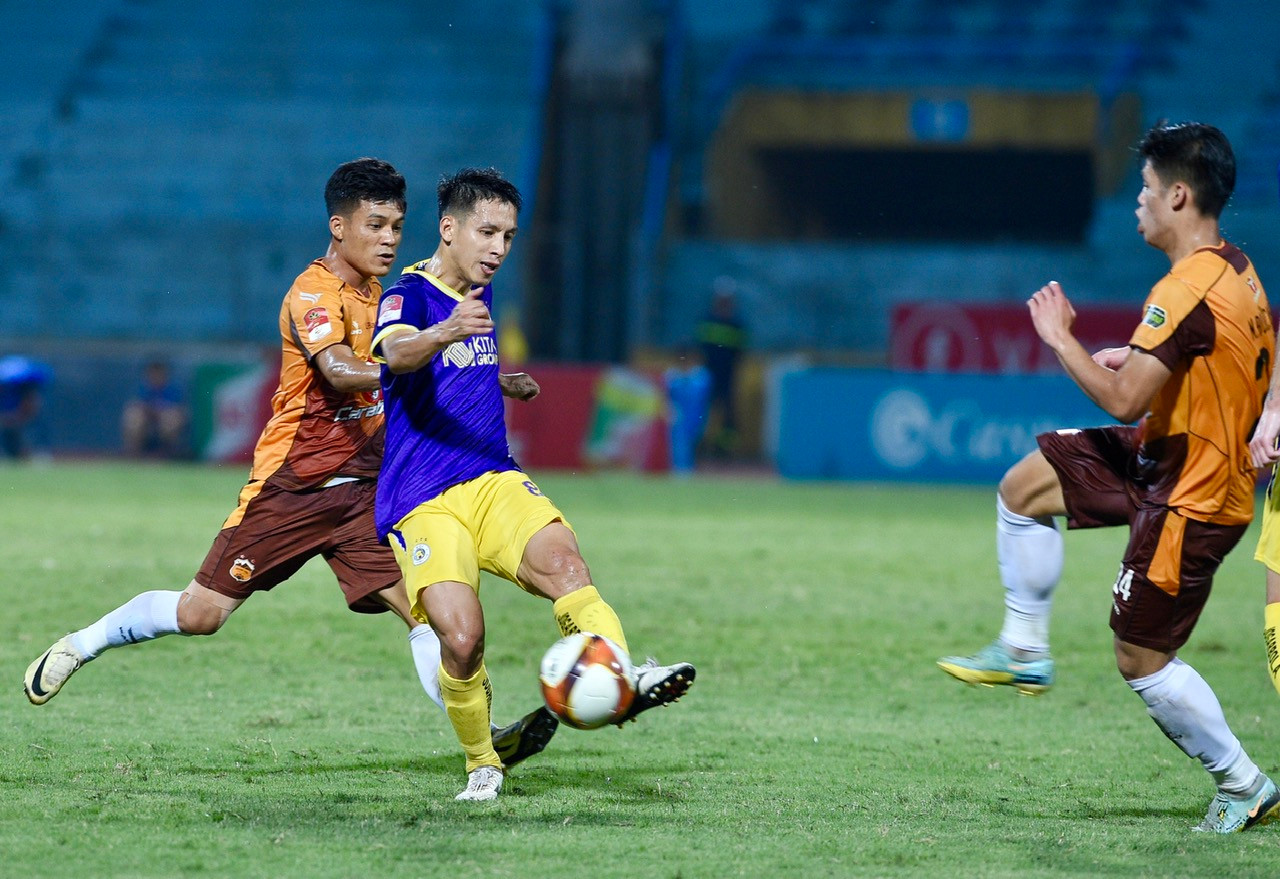 Sau khi có bàn dẫn trước, Hà Nội FC thi đấu hoàn toàn lấn lướt, với các pha phối hợp bài bản.