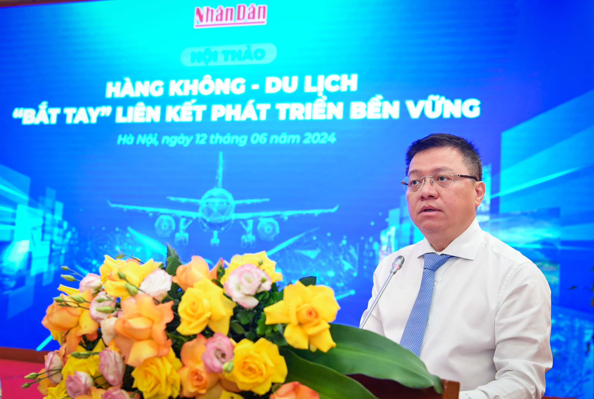 Đồng chí Lê Quốc Minh, Tổng Biên tập Báo Nhân Dân, Phó Trưởng Ban Tuyên giáo Trung ương, Chủ tịch Hội Nhà báo Việt Nam phát biểu khai mạc hội thảo. Theo đồng chí, hiện nay, sự hợp tác giữa du lịch và hàng không chủ yếu là do Cục Du lịch quốc gia, các hãng hàng không, địa phương, công ty du lịch tự bắt tay liên kết. Việc hợp tác này còn quy mô nhỏ, mang tính sự vụ, chưa có cơ chế phối hợp, hợp tác ở quy mô lớn. Vậy nên, rất cần thiết xây dựng kế hoạch tổng thể, cấp quốc gia để có tác động dài lâu.