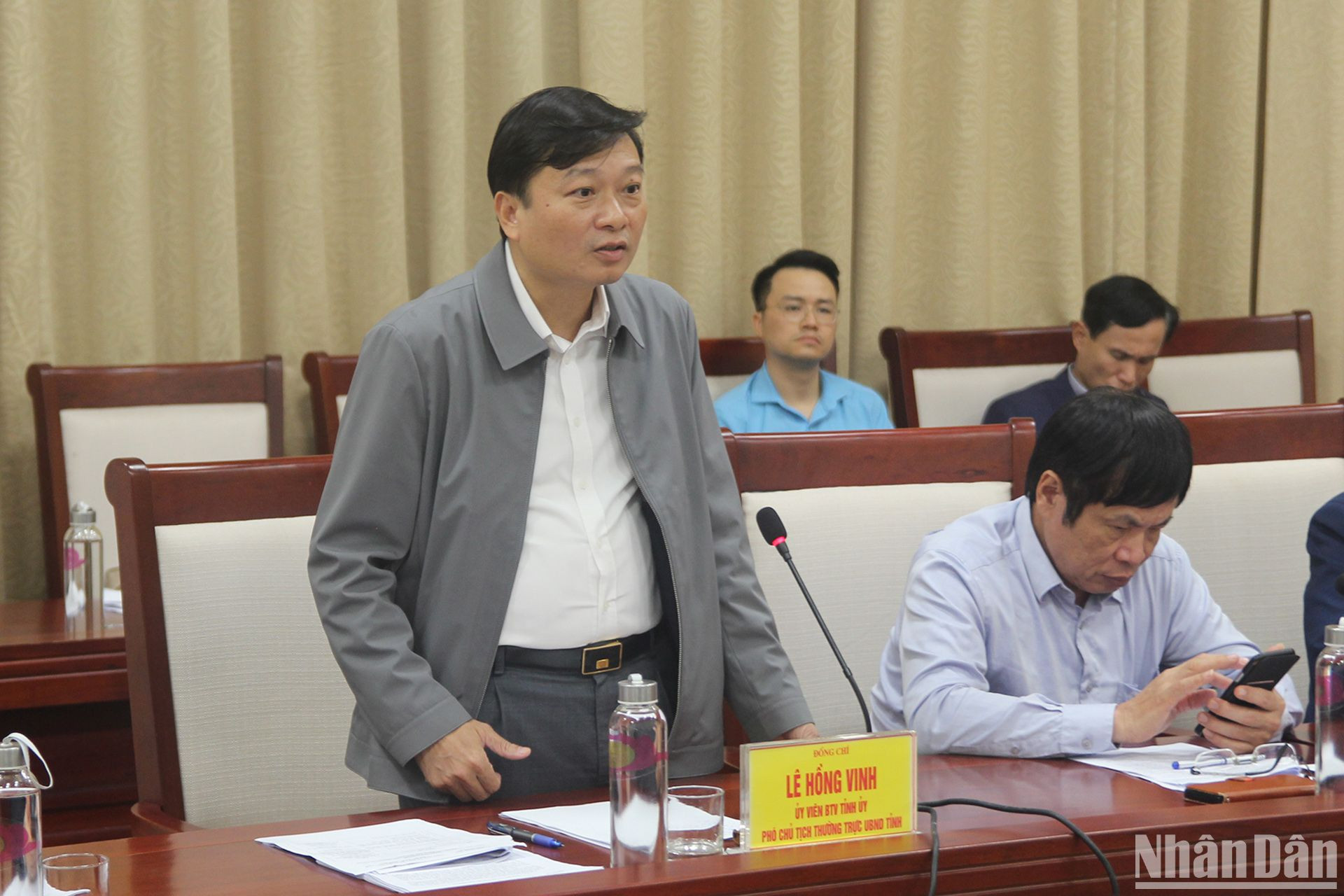 Đồng chí Lê Hồng Vinh, Phó Chủ tịch Ủy ban nhân dân tỉnh Nghệ An chia sẻ cùng báo chí.