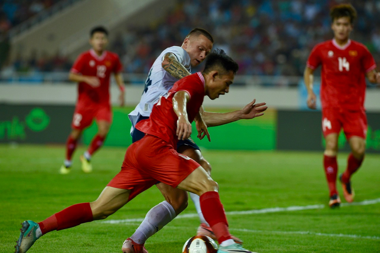 Được đánh giá mạnh hơn nhiều, đội tuyển Nga dễ dàng có được thế trận áp đảo.