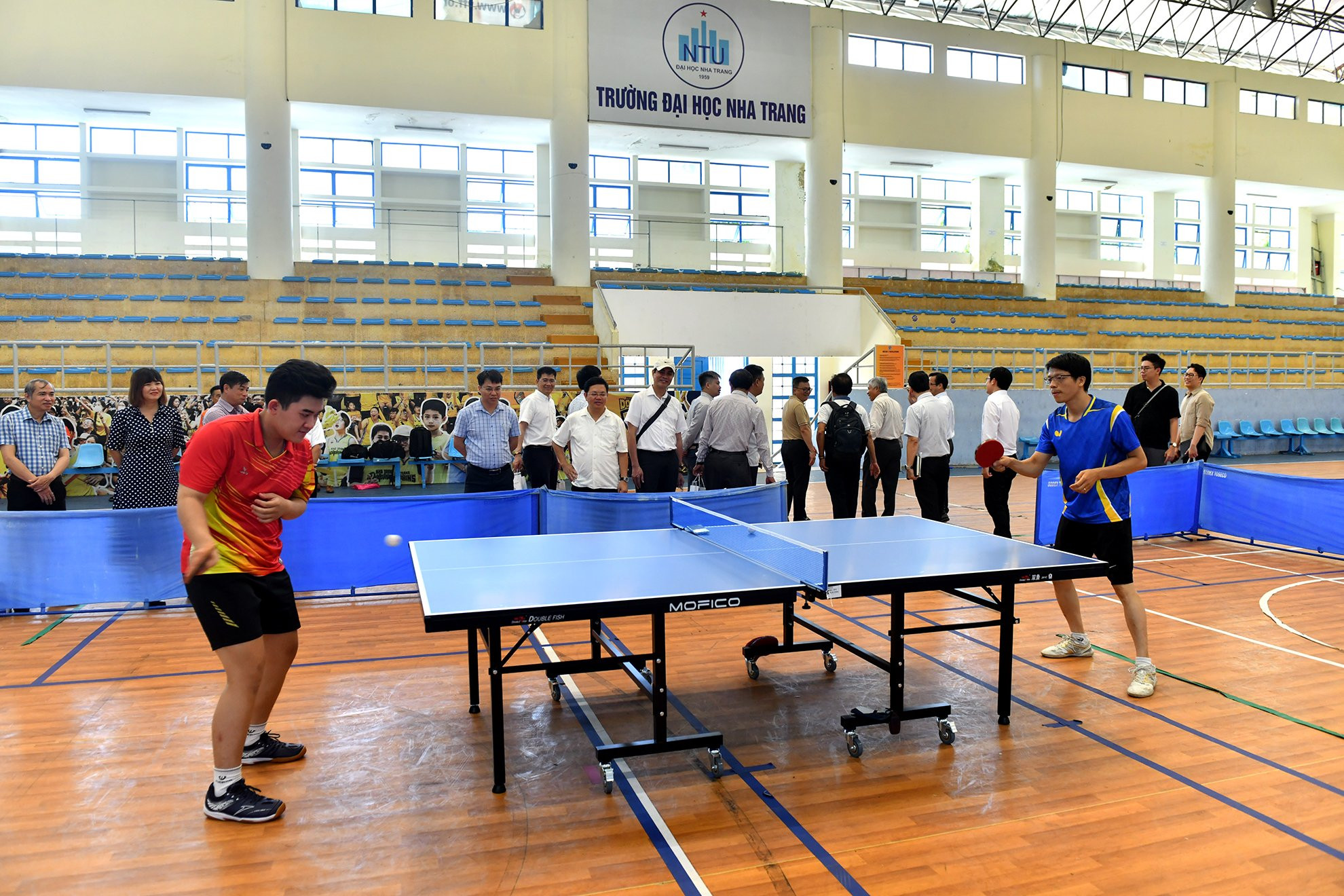 Bàn bóng bàn được lắp đặt ngay sau đó để các sinh viên, giảng viên trải nghiệm thi đấu.
