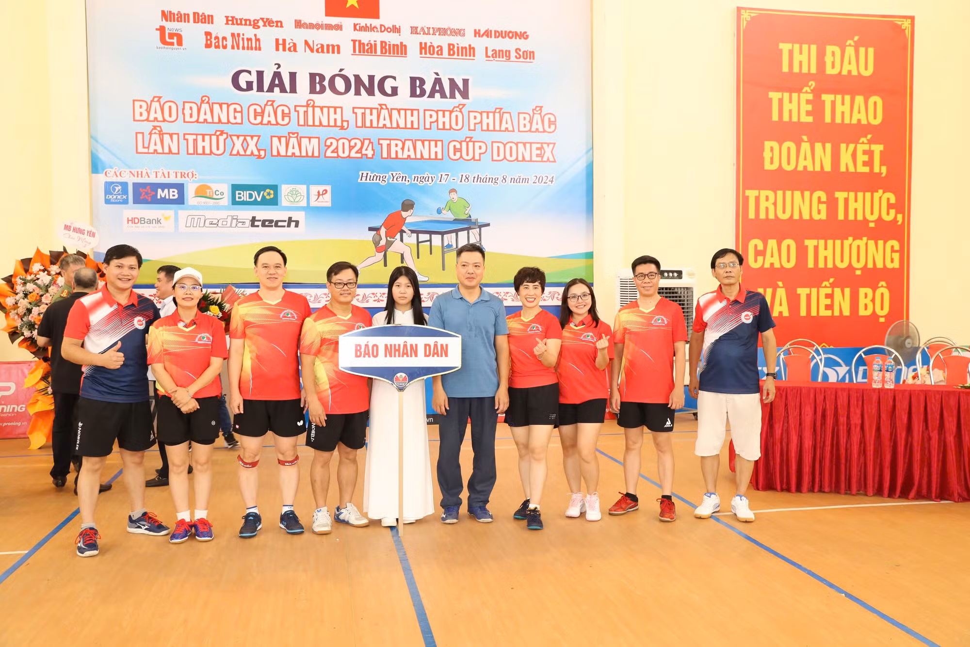 Các vận động viên của đoàn bóng bàn Báo Nhân Dân.