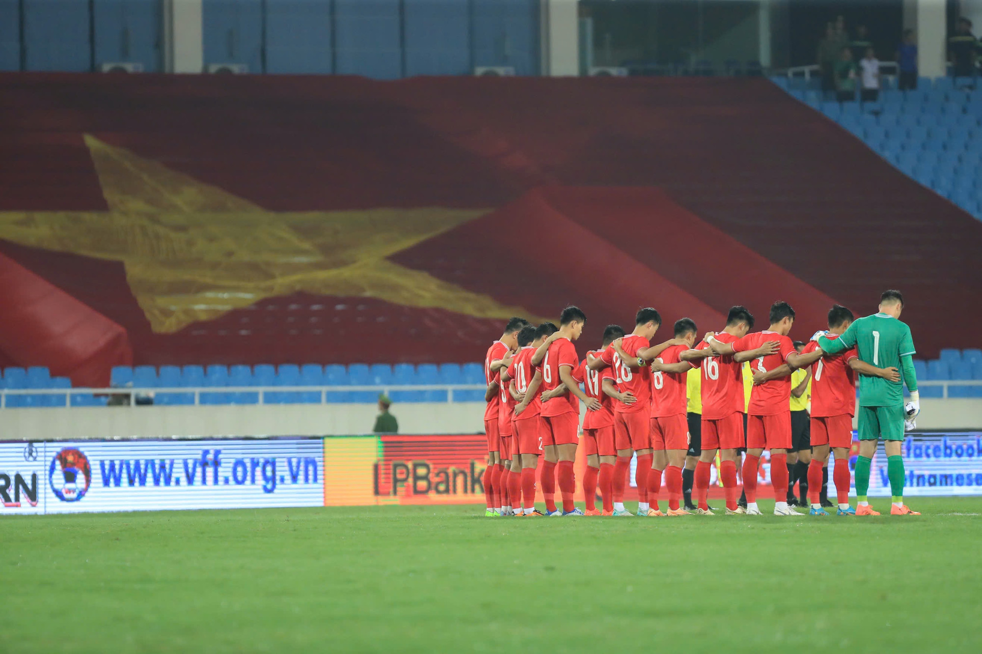 Đội tuyển Việt Nam cùng toàn thể những người có mặt tại sân Mỹ Đình dành 1 phút mặc niệm tới những nạn nhân xấu số của ảnh hưởng bão số 3 vừa qua.