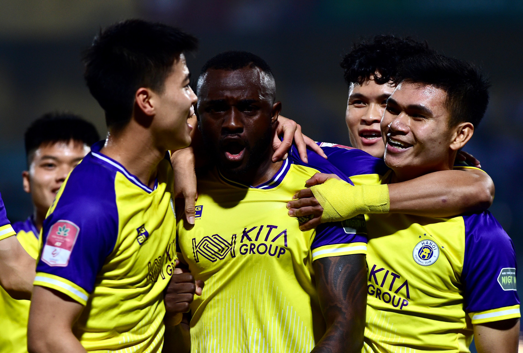 Các cầu thủ Hà Nội ăn mừng bàn thắng mở tỷ số.