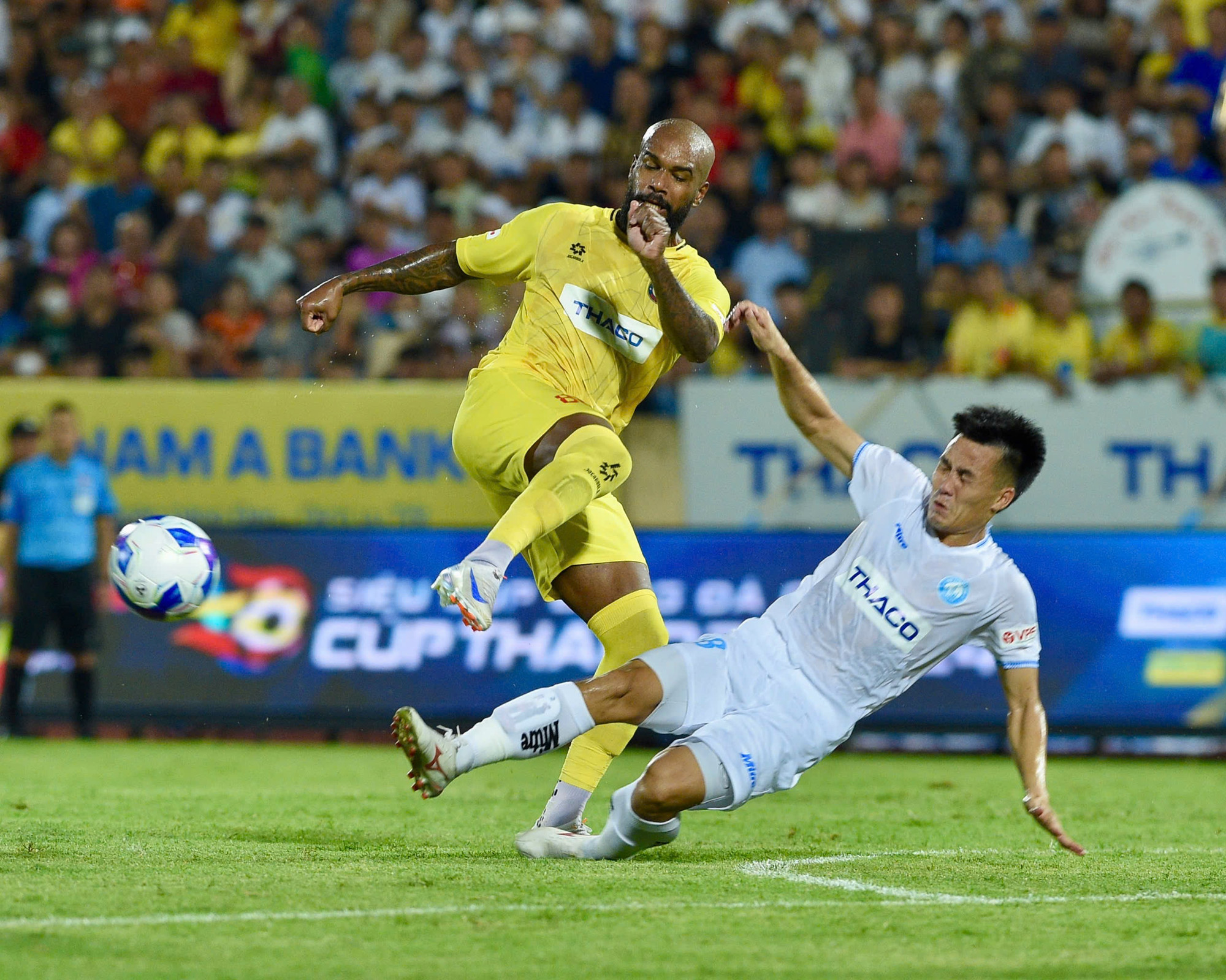 Bước vào trận đấu, hai đội thể hiện tham vọng giành chiến thắng và tạo ra những đường bóng quyết liệt.