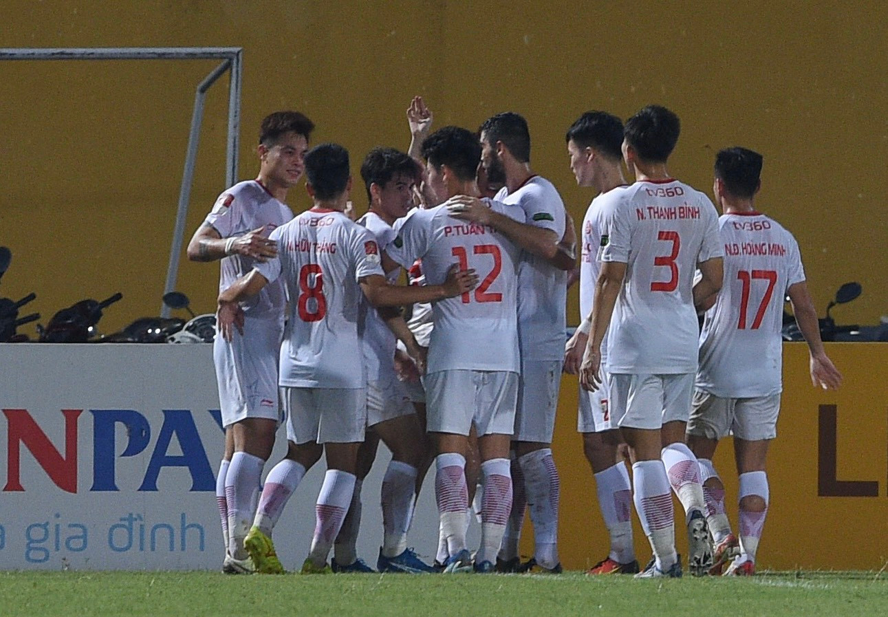 Phút 26, tỷ số là 2-0 cho Thể Công Viettel. Từ tình huống Văn Khang đi bóng quyết tâm bên cánh trái rồi căng ngang để Pedro Henrique dứt điểm một chạm tung lưới Nguyễn Filip lần thứ hai. Phút 26, tỷ số là 2-0 cho Thể Công Viettel. Từ tình huống Văn Khang đi bóng quyết tâm bên cánh trái rồi căng ngang để Pedro Henrique dứt điểm một chạm tung lưới Nguyễn Filip lần thứ hai.