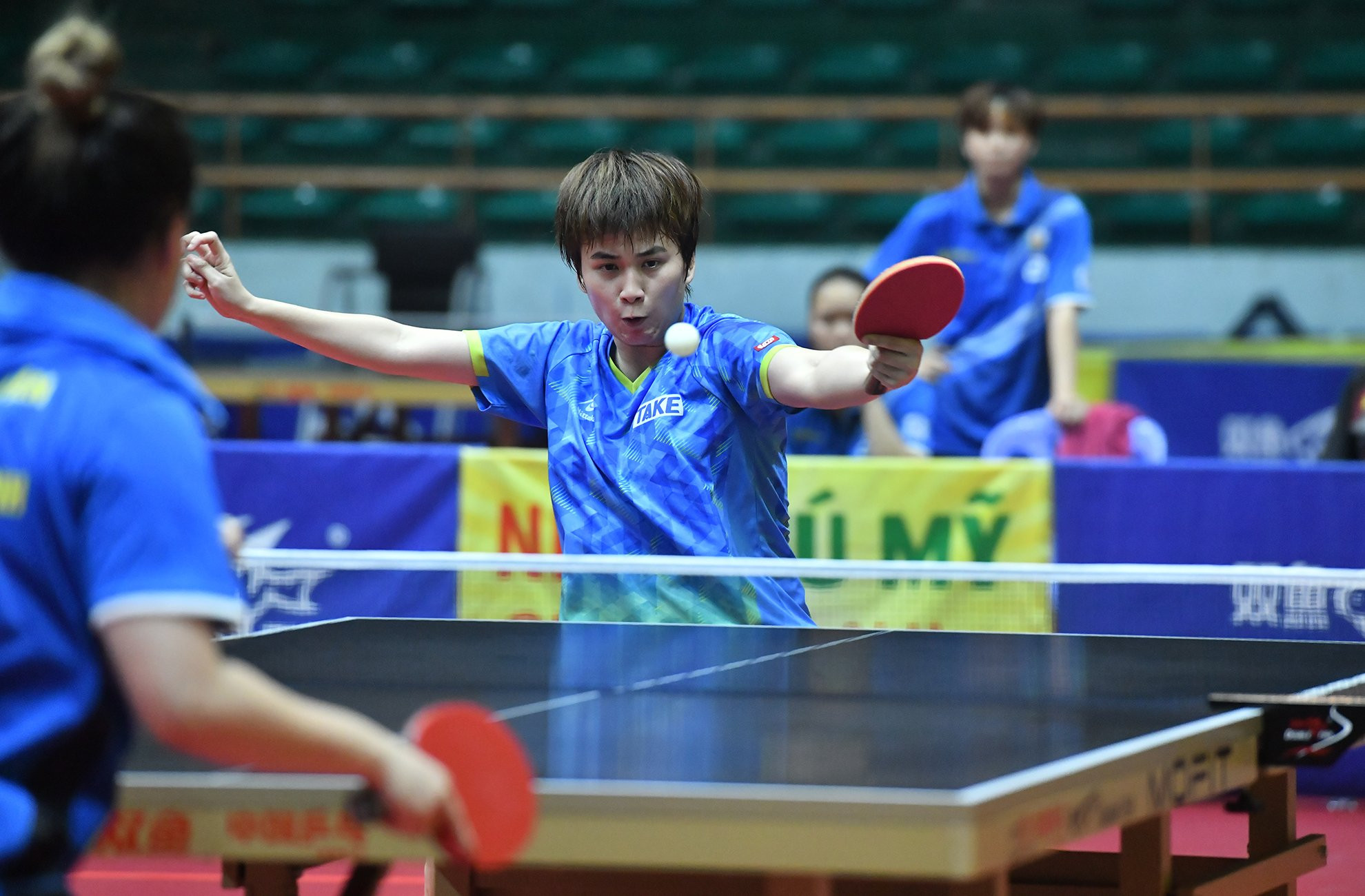 Diệu Khánh thể hiện bản lĩnh để thắng 3-2 qua 5 séc đấu với các tỷ số 11-5, 7-11, 11-4, 12-14 và 11-7.