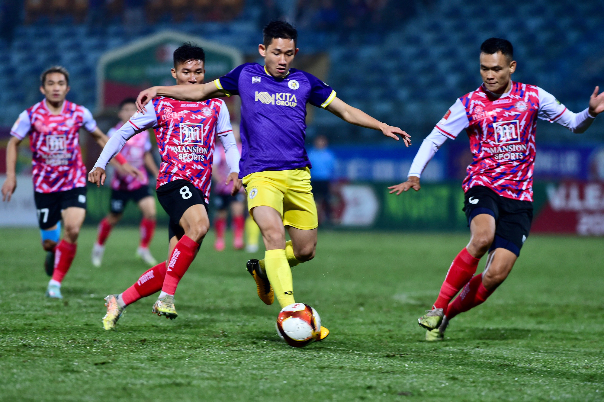 Đá hơn người từ sớm, Hà Nội FC dễ dàng kiểm soát thế trận.