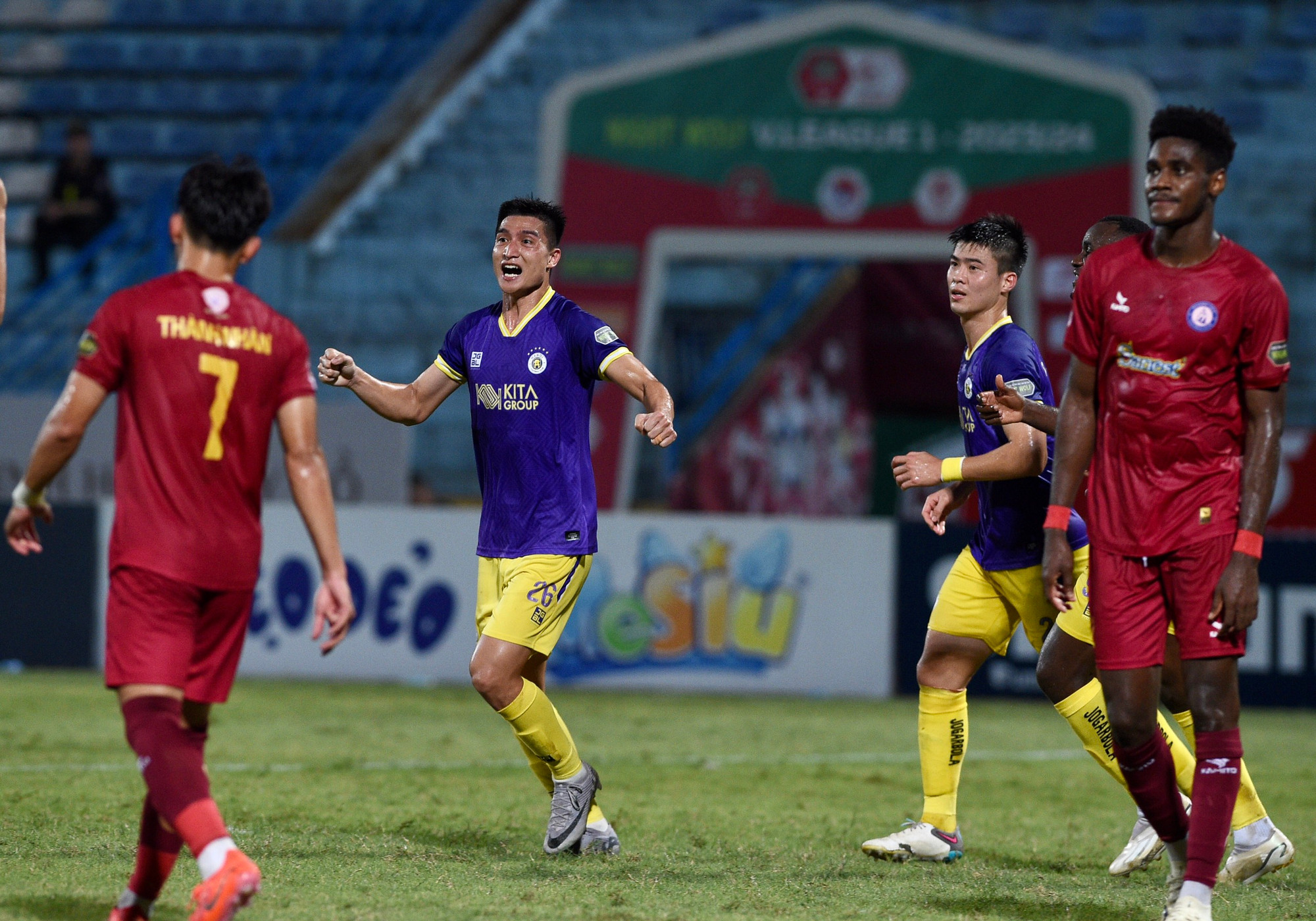 Hà Nội FC nhanh chóng lấy lại thế trận của đội mạnh hơn.