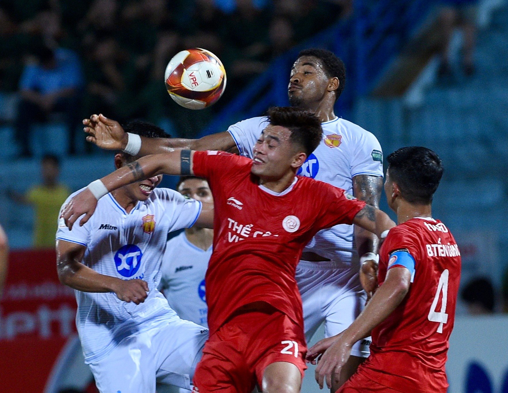 Thiếu vắng Văn Toàn, Nam Định khó khăn trong việc tạo sức ép trên hàng công.