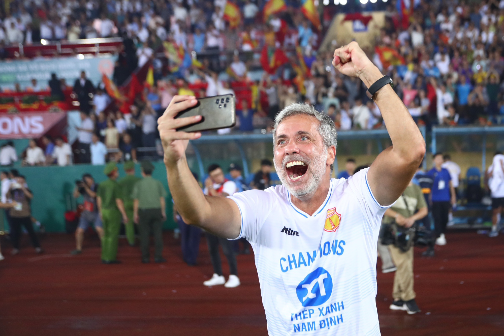[Ảnh] Nam Định lên ngôi V-League sau 39 năm chờ đợi ảnh 15