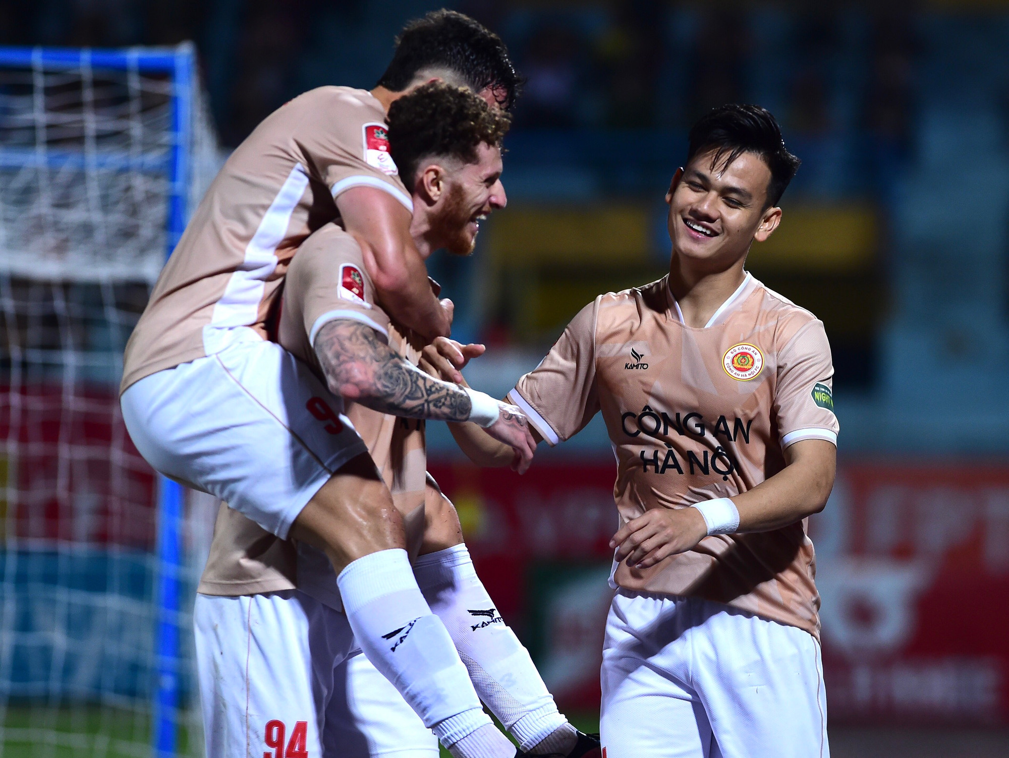 Geovane ăn mừng cùng Hồ Tấn Tài.