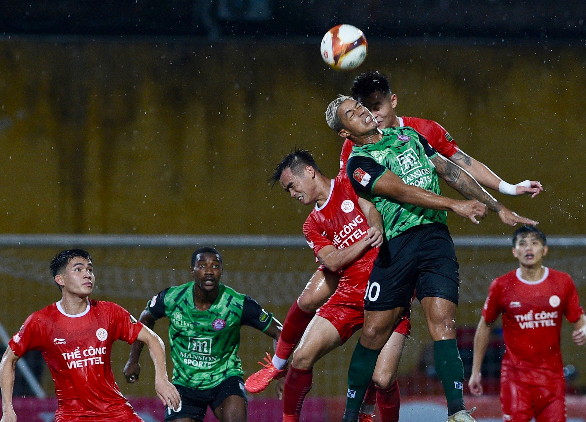 Trong khoảng 15 phút đầu tiên, đội chủ nhà gây sức ép đáng kể về phía khung thành đội khách TP Hồ Chí Minh. Trong khoảng 15 phút đầu tiên, đội chủ nhà gây sức ép đáng kể về phía khung thành đội khách TP Hồ Chí Minh.