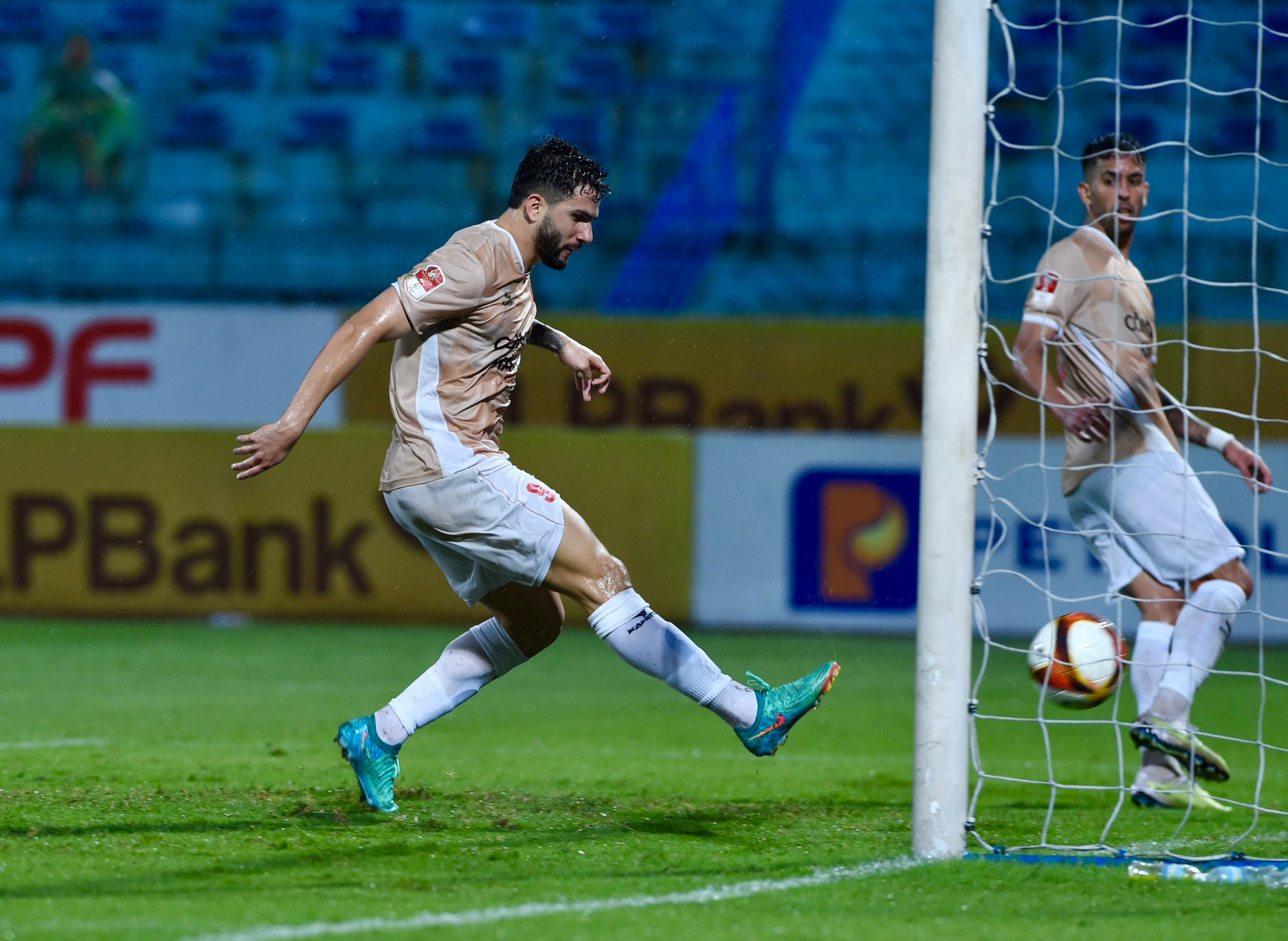 Sức ép của đội chủ nhà được cụ thể hóa với bàn nhân đôi cách biệt ở phút thứ 29. Vẫn là bộ ba tấn công của Công an Hà Nội lên tiếng khi Elias dứt điểm gọn gàng.