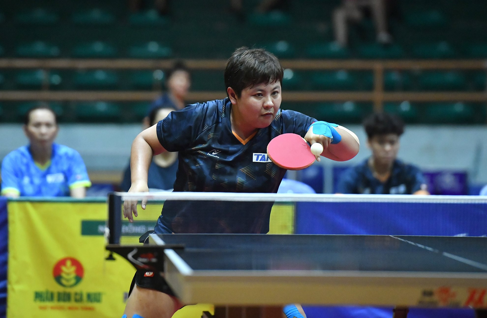 Ở cặp đấu thứ hai, Mai Hoàng Mỹ Trang đối đầu với Trần Mai Ngọc. Sự vững chãi như "bức tường" của Mỹ Trang giúp cô thắng 3-0 với các tỷ số 11-6, 13-11 và 11-8.