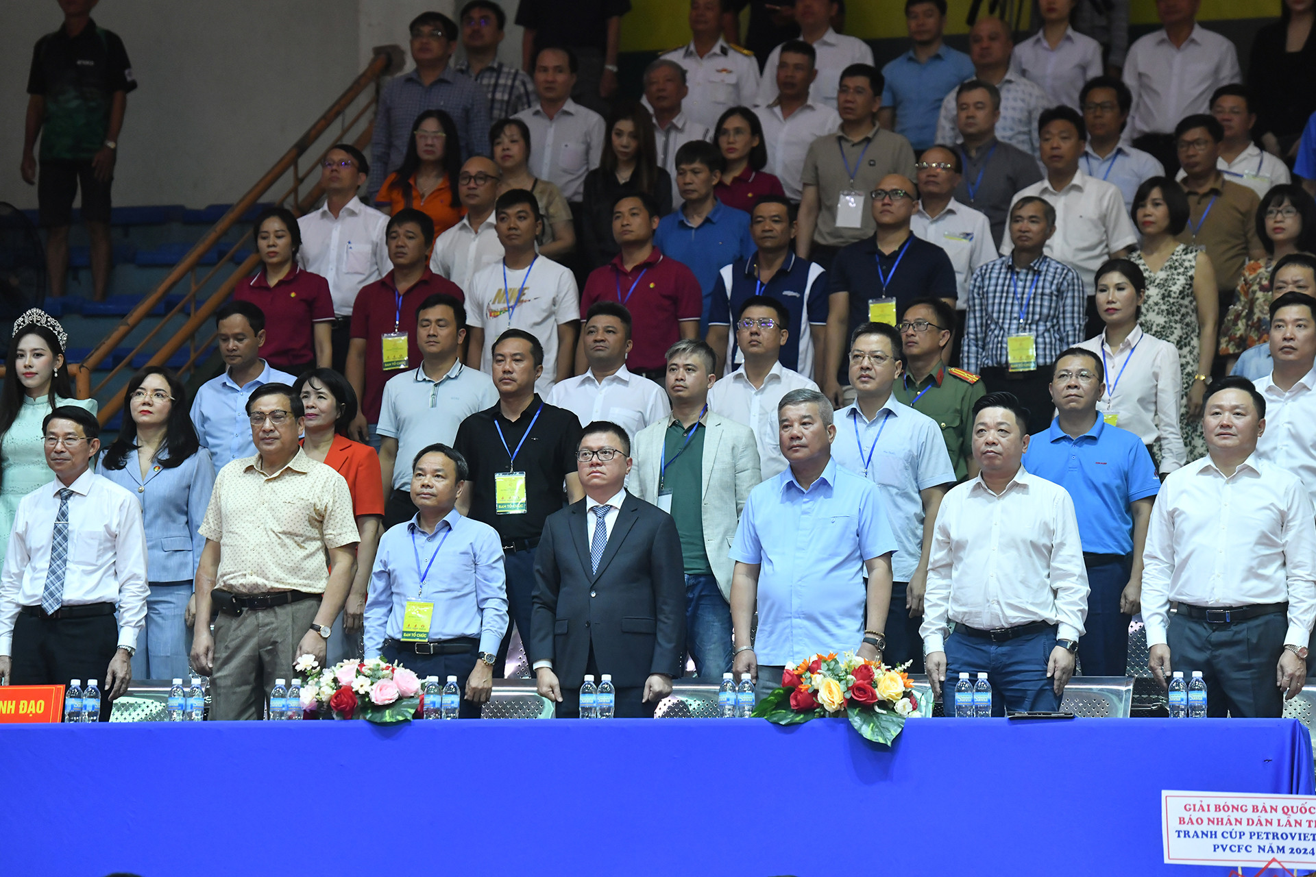 Các đại biểu tham dự Lễ khai mạc thực hiện nghi thức chào cờ.