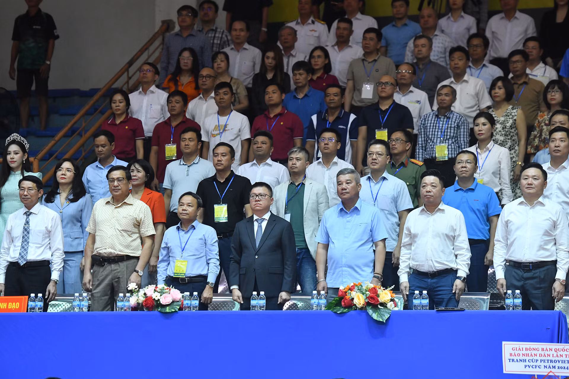 Các đại biểu tham dự Lễ khai mạc thực hiện nghi thức chào cờ. Các đại biểu tham dự Lễ khai mạc thực hiện nghi thức chào cờ.