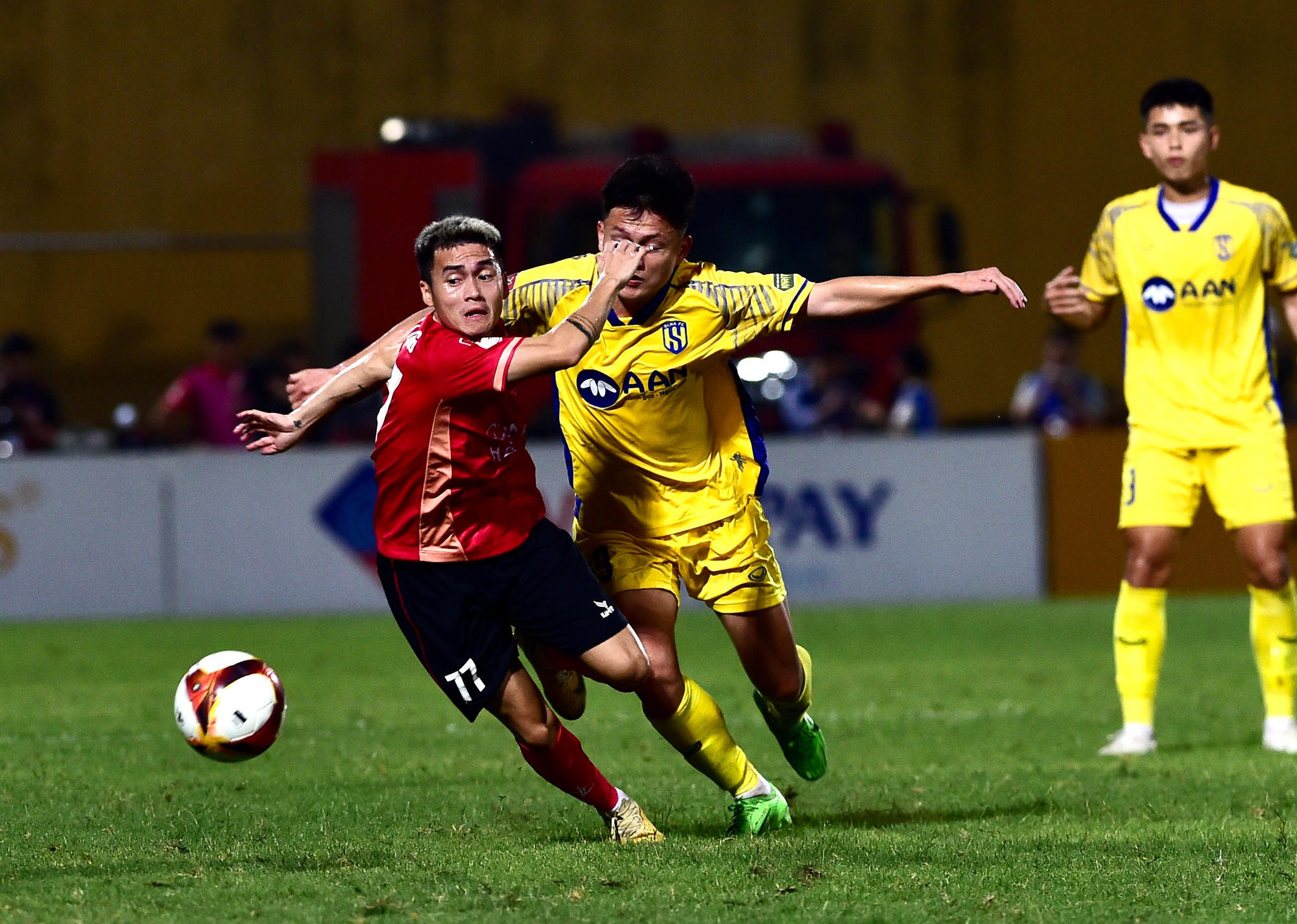 Đội khách chơi phòng ngự phản công gây ra nhiều khó khăn với CLB Công an Hà Nội.