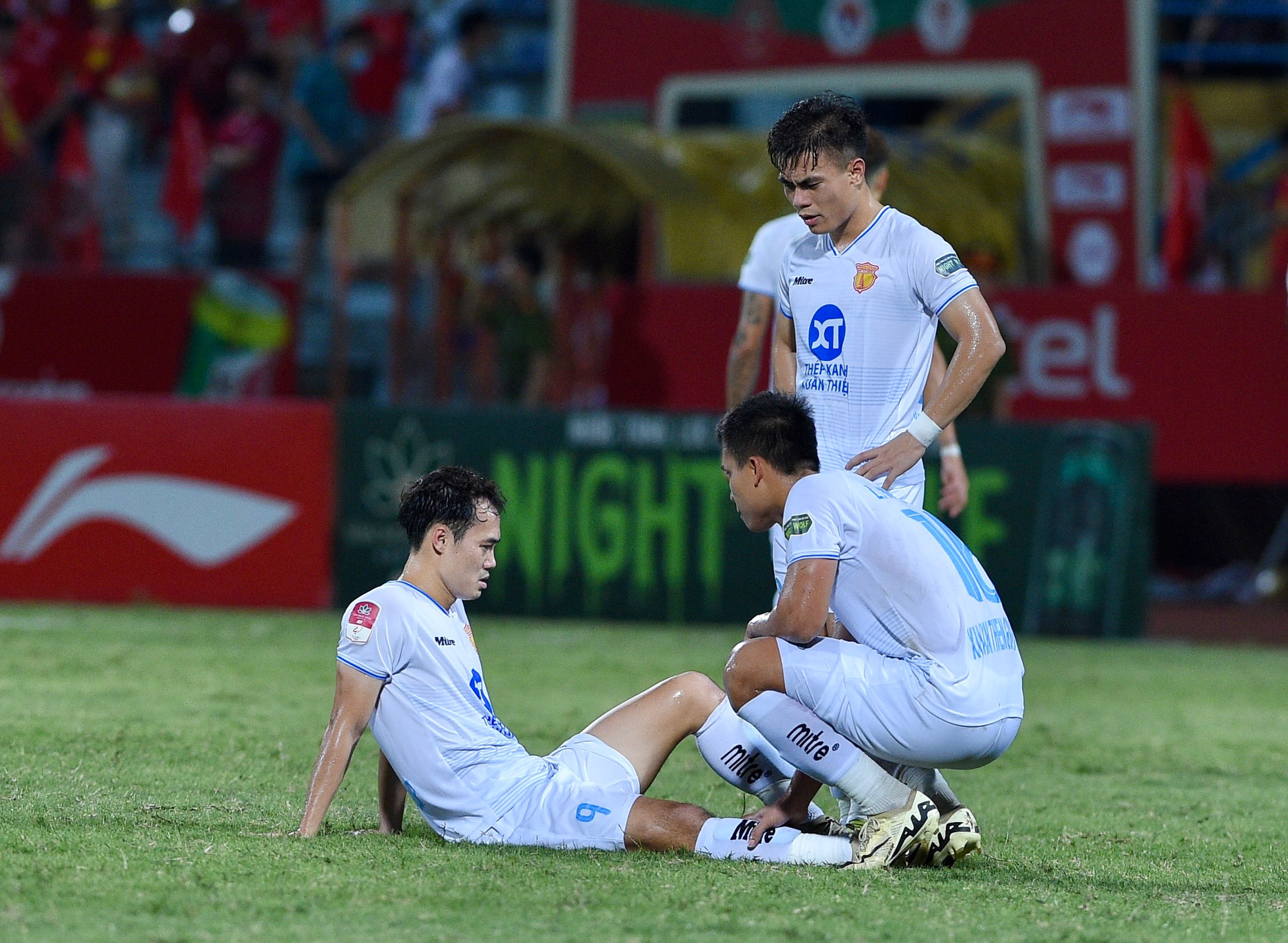 Ngôi sao của Nam Định - Văn Toàn bị chấn thương phải ra sân khi hết hiệp 1.