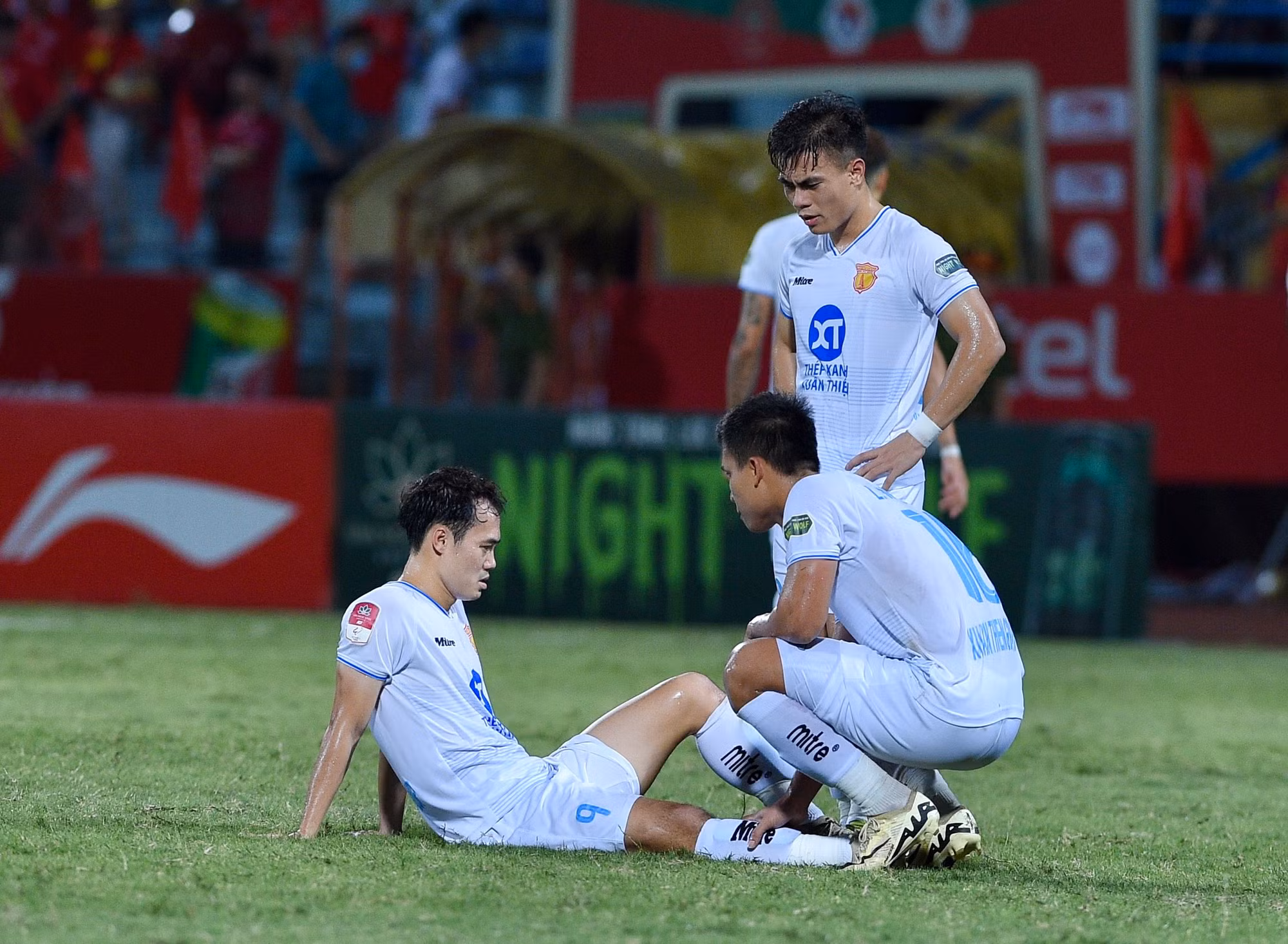 Ngôi sao của Nam Định - Văn Toàn bị chấn thương phải ra sân khi hết hiệp 1.