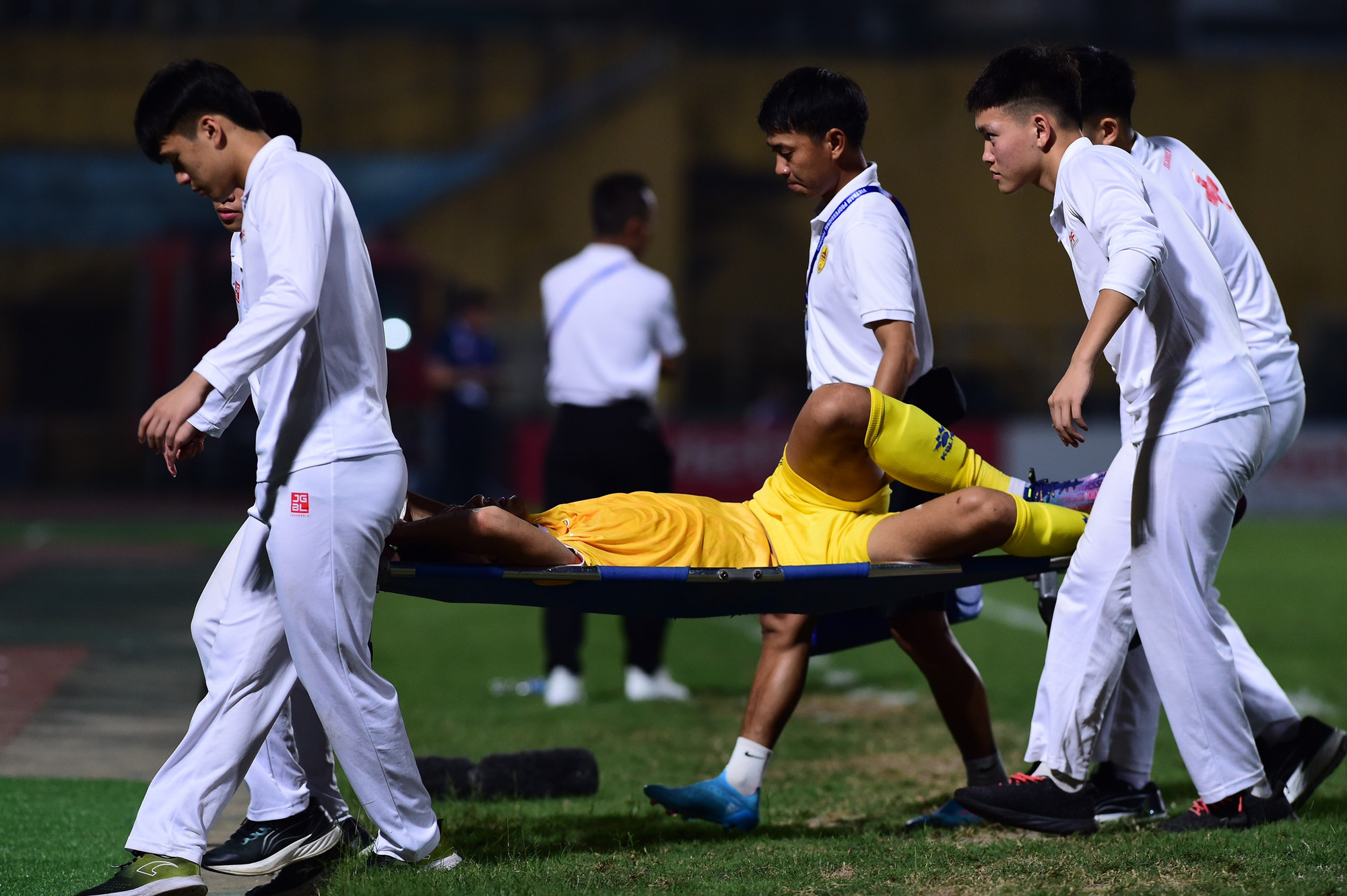 Cầu thủ Xuân Tú của Quảng Nam rời sân do chấn thương.