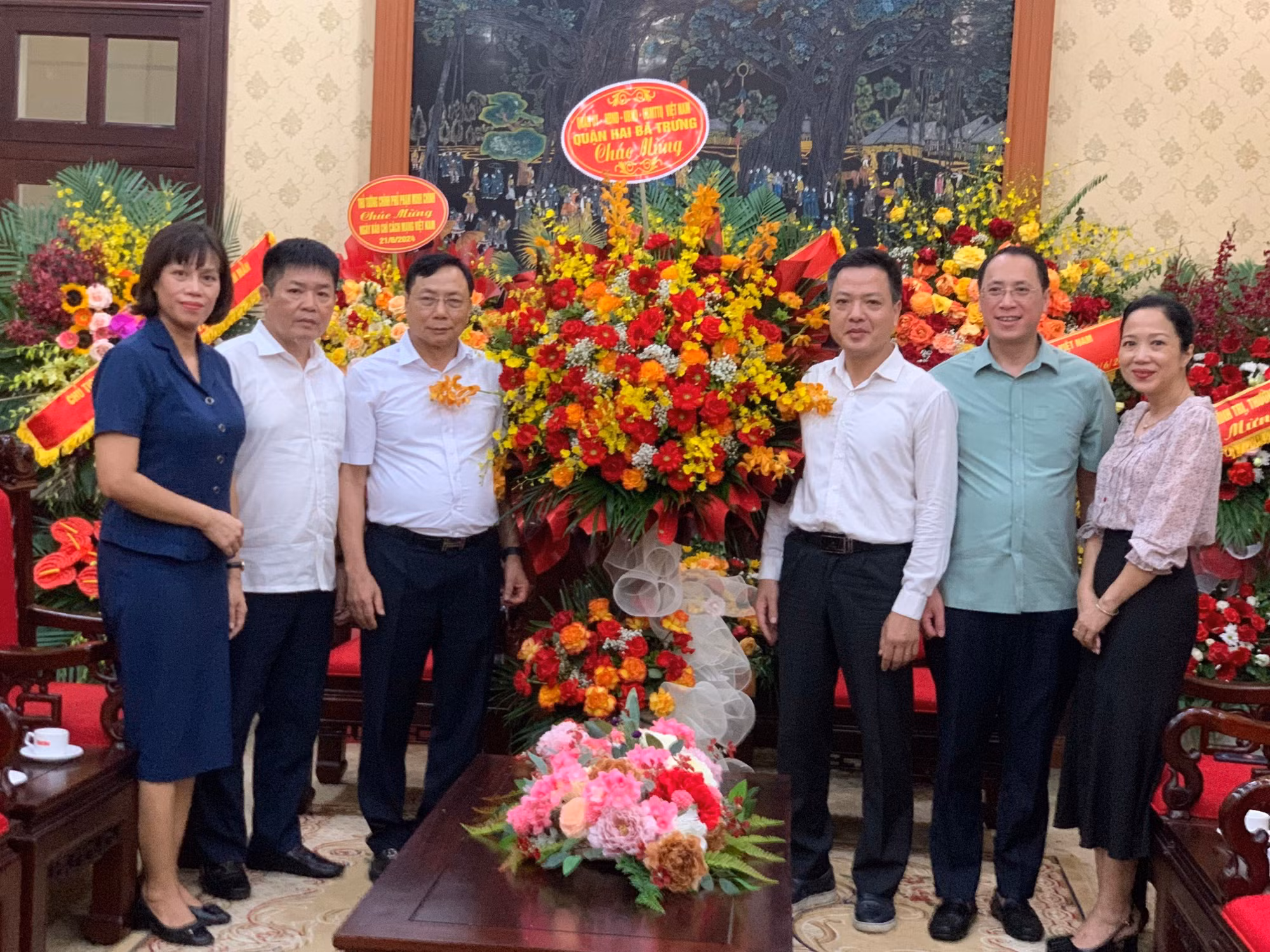 Đoàn Quận ủy Hai Bà Trưng do Bí thư Quận Ủy Nguyễn Văn Nam làm trưởng đoàn chúc mừng Báo Nhân Dân. Đoàn Quận ủy Hai Bà Trưng do Bí thư Quận Ủy Nguyễn Văn Nam làm trưởng đoàn chúc mừng Báo Nhân Dân.