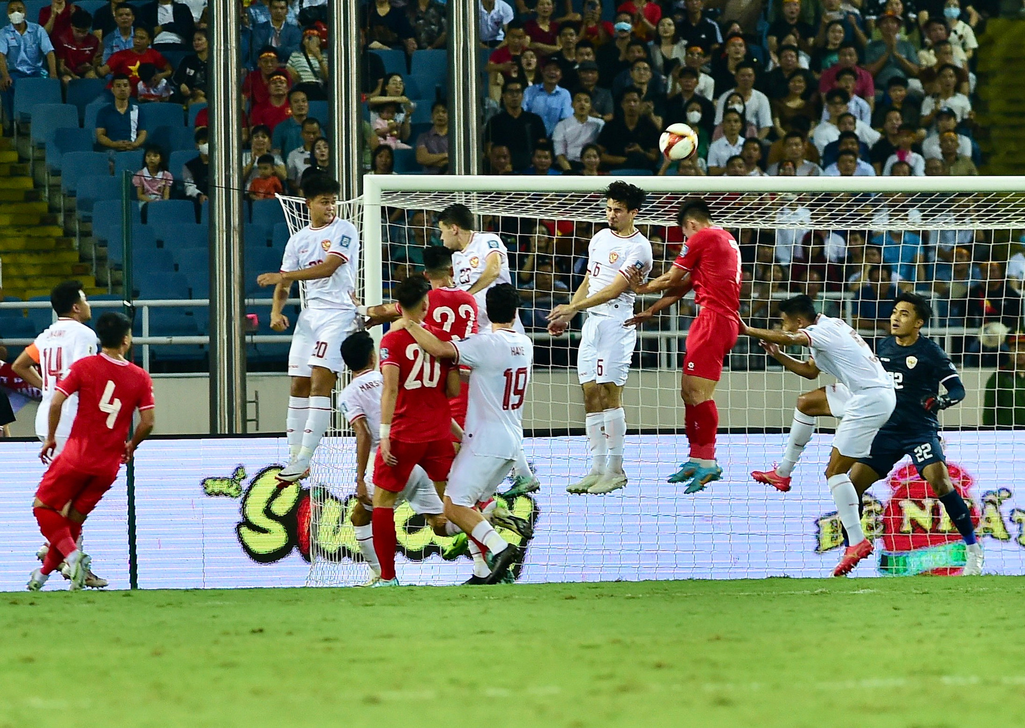 Ngay phút thứ 9, đội tuyển Indonesia tìm được bàn mở tỷ số với pha đánh đầu của Idzes.