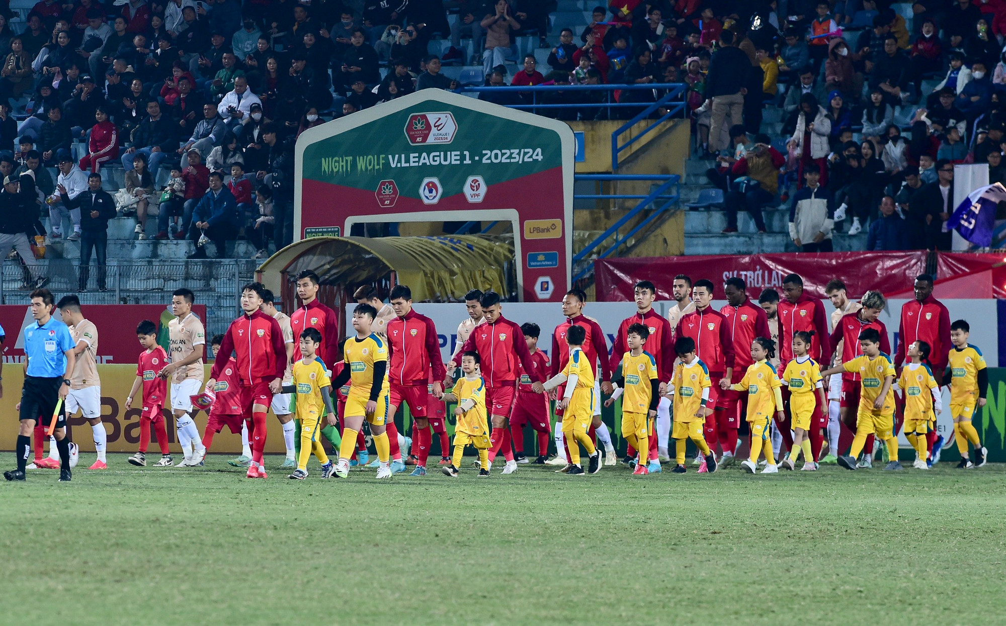 Hai đội vào sân thi đấu.