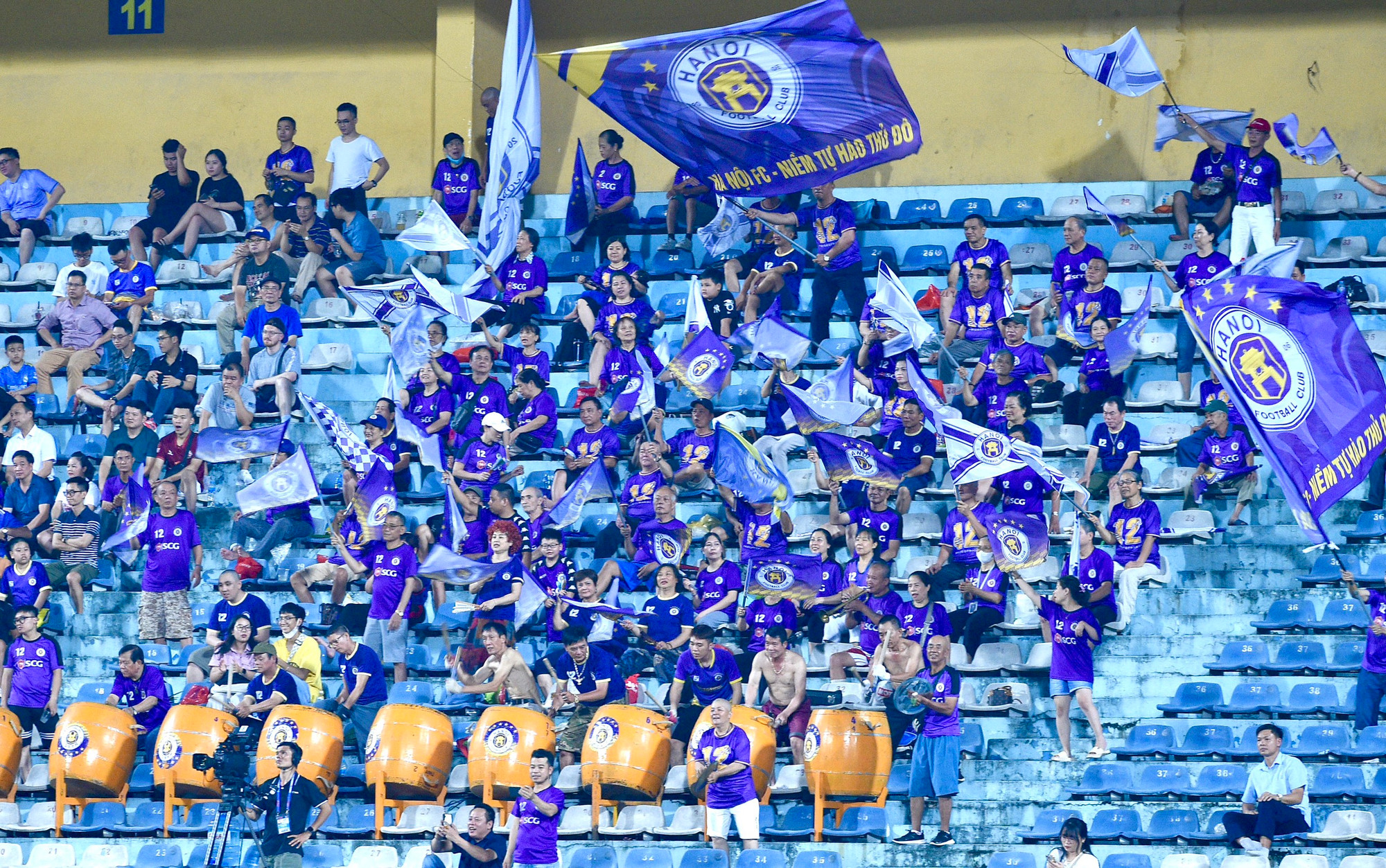 Hội cổ động viên Hà Nội đến với sân Hàng Đẫy rất đông.